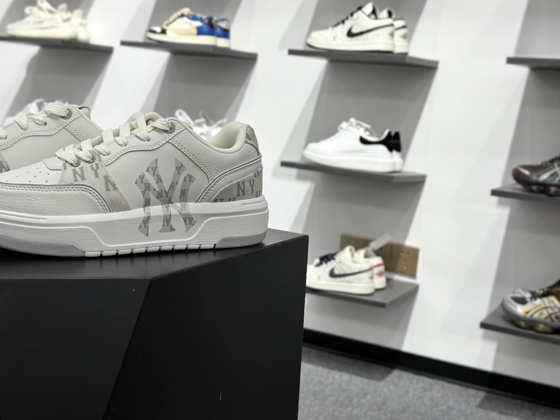 180 MLB CHUNKY LINER POCKET 潮流百搭 厚底增高休闲鞋 防滑耐磨 低帮 老爹鞋 3ASXM056N-Chinese UA Cheap High Quatity Brand Clothes Bags handbags Sneakers wholesale wholesaler seller from China Factory suppliers Fashion Clothing Shoes best Quality Beautiful Price 180 MLB CHUNKY LINER POCKET 潮流百搭 厚底增高休闲鞋 防滑耐磨 低帮 老爹鞋 3ASXM056N