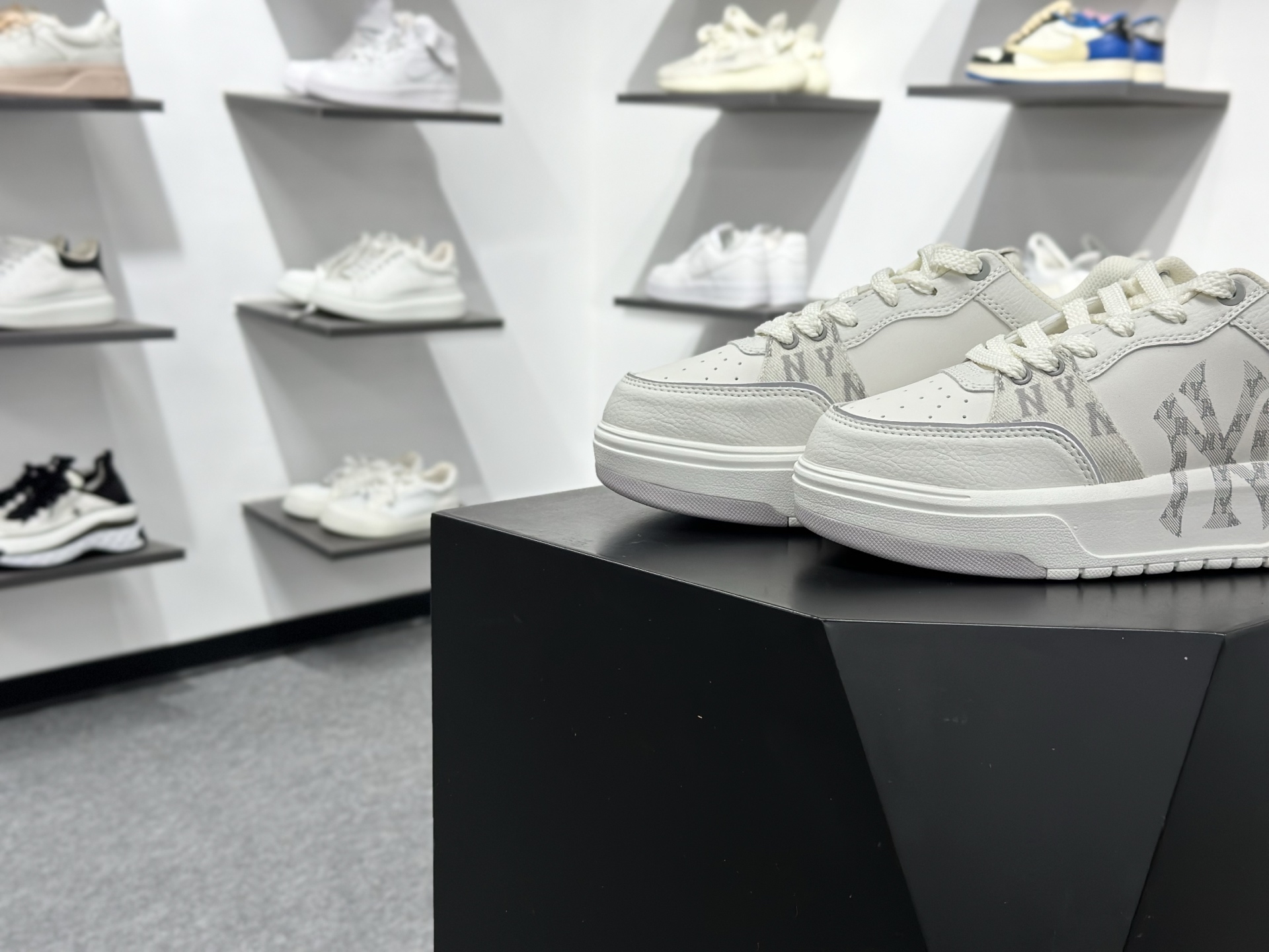 180 MLB CHUNKY LINER POCKET 潮流百搭 厚底增高休闲鞋 防滑耐磨 低帮 老爹鞋 3ASXM056N-Chinese UA Cheap High Quatity Brand Clothes Bags handbags Sneakers wholesale wholesaler seller from China Factory suppliers Fashion Clothing Shoes best Quality Beautiful Price 180 MLB CHUNKY LINER POCKET 潮流百搭 厚底增高休闲鞋 防滑耐磨 低帮 老爹鞋 3ASXM056N