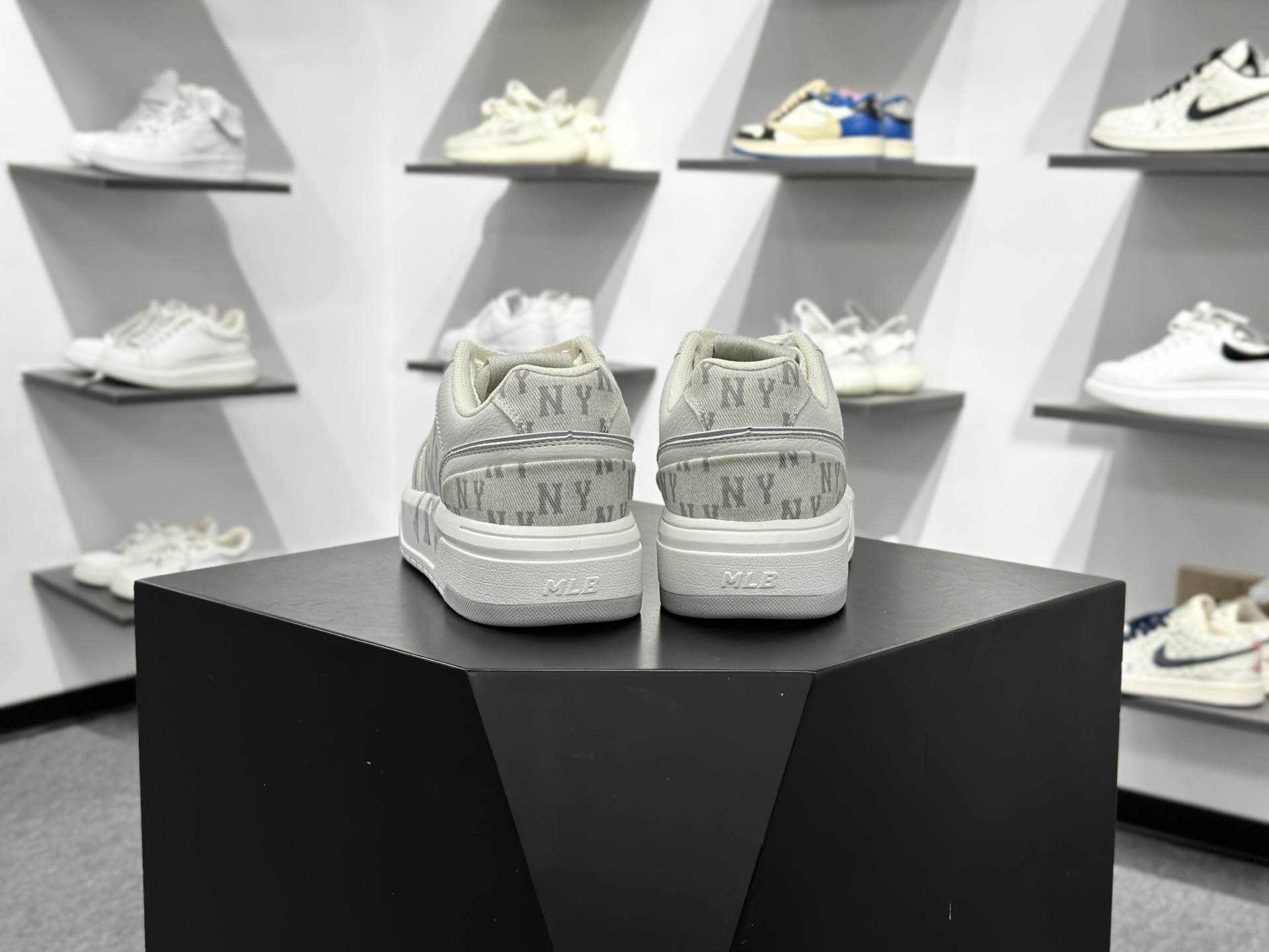 180 MLB CHUNKY LINER POCKET 潮流百搭 厚底增高休闲鞋 防滑耐磨 低帮 老爹鞋 3ASXM056N-Chinese UA Cheap High Quatity Brand Clothes Bags handbags Sneakers wholesale wholesaler seller from China Factory suppliers Fashion Clothing Shoes best Quality Beautiful Price 180 MLB CHUNKY LINER POCKET 潮流百搭 厚底增高休闲鞋 防滑耐磨 低帮 老爹鞋 3ASXM056N