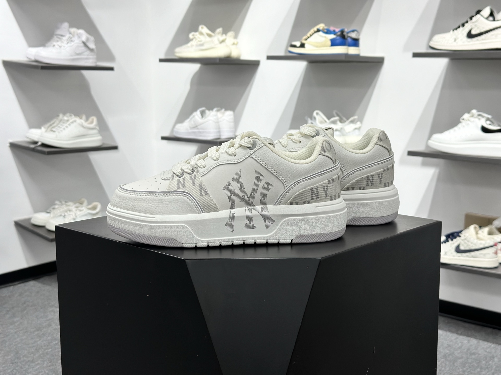 180 MLB CHUNKY LINER POCKET 潮流百搭 厚底增高休闲鞋 防滑耐磨 低帮 老爹鞋 3ASXM056N-Chinese UA Cheap High Quatity Brand Clothes Bags handbags Sneakers wholesale wholesaler seller from China Factory suppliers Fashion Clothing Shoes best Quality Beautiful Price 180 MLB CHUNKY LINER POCKET 潮流百搭 厚底增高休闲鞋 防滑耐磨 低帮 老爹鞋 3ASXM056N