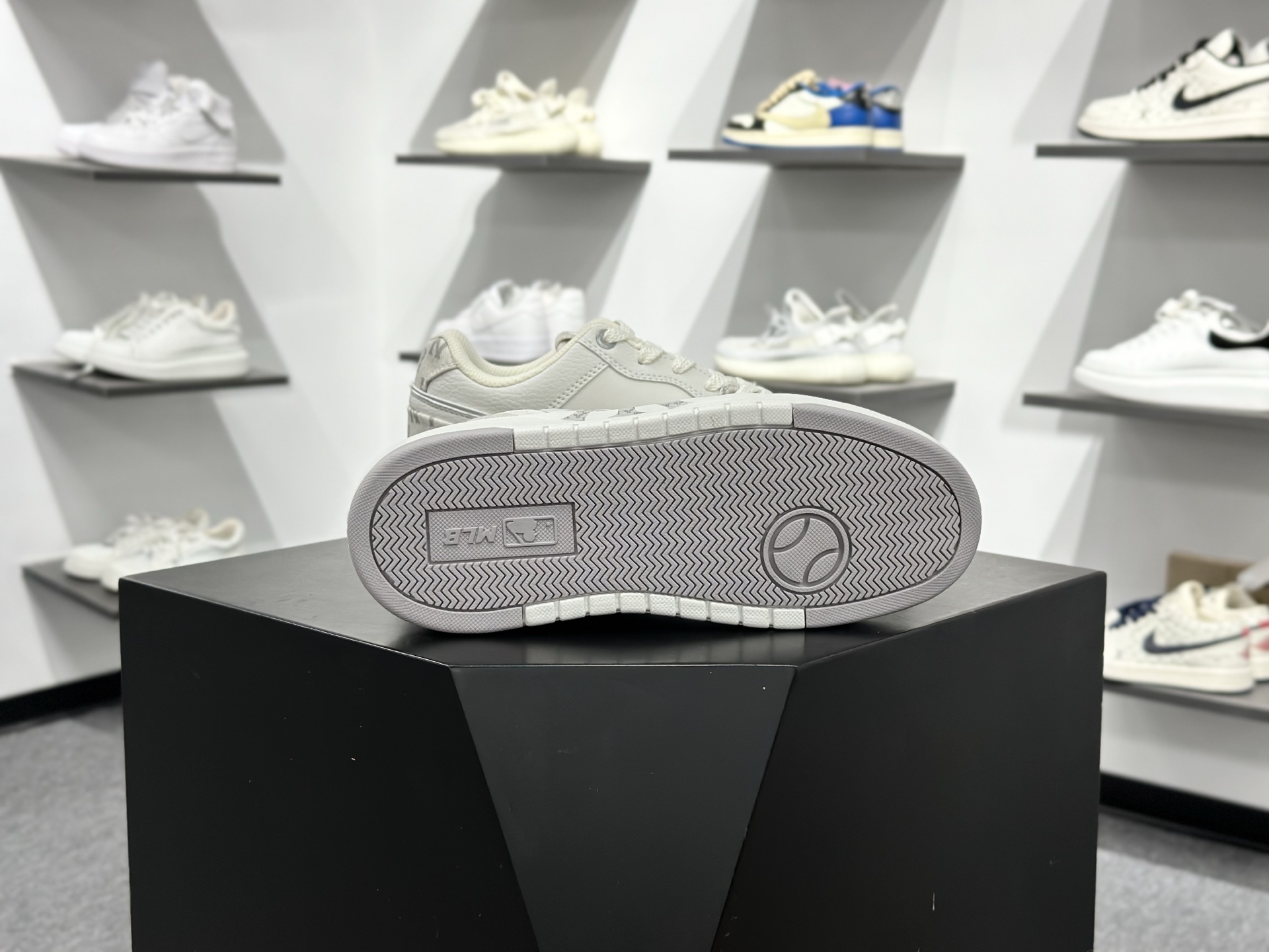 180 MLB CHUNKY LINER POCKET 潮流百搭 厚底增高休闲鞋 防滑耐磨 低帮 老爹鞋 3ASXM056N-Chinese UA Cheap High Quatity Brand Clothes Bags handbags Sneakers wholesale wholesaler seller from China Factory suppliers Fashion Clothing Shoes best Quality Beautiful Price 180 MLB CHUNKY LINER POCKET 潮流百搭 厚底增高休闲鞋 防滑耐磨 低帮 老爹鞋 3ASXM056N