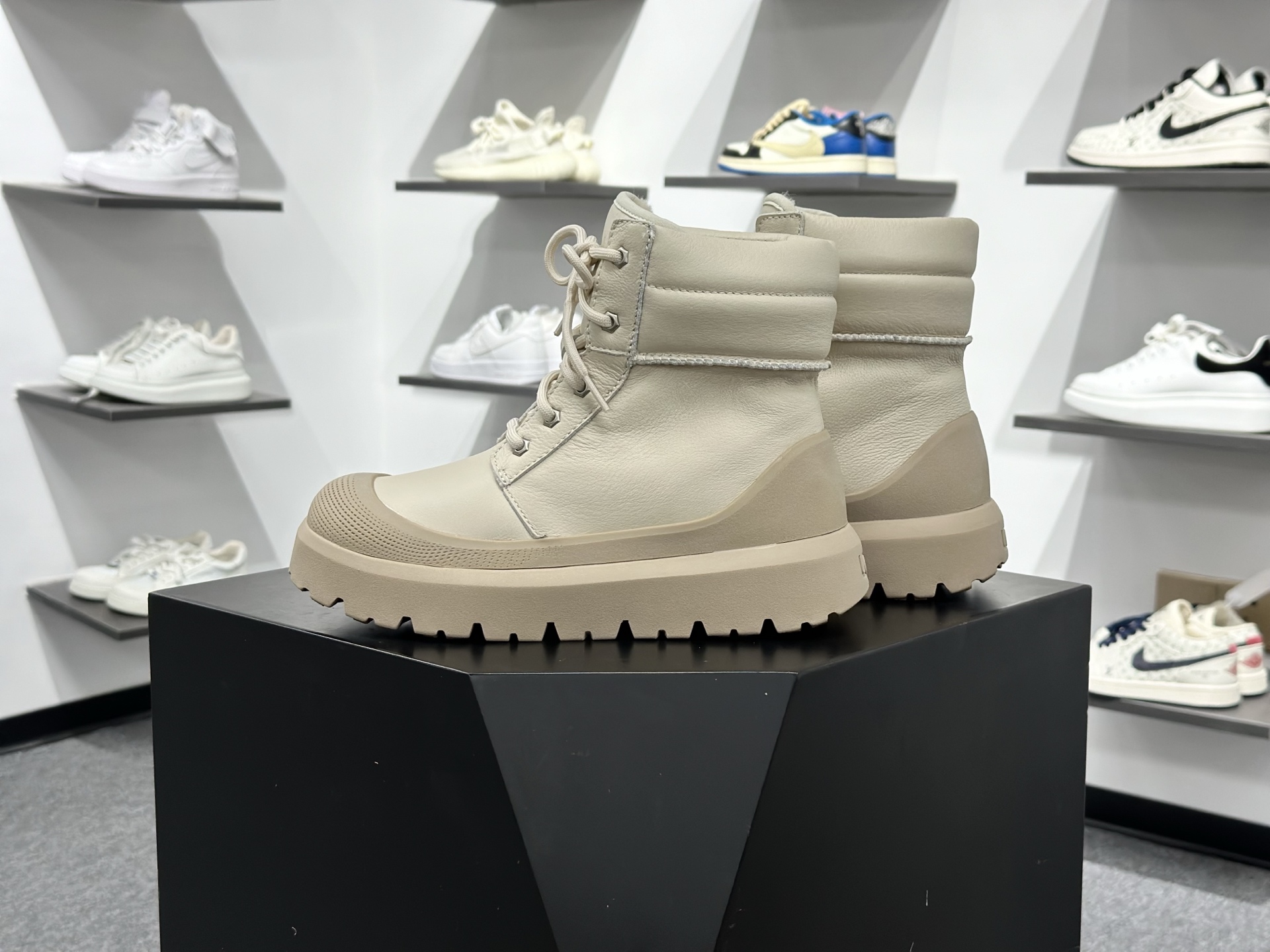 320 UGG Neumel Weather Hybrid 男士高帮雪地靴 1158208-Chinese UA Cheap High Quatity Brand Clothes Bags handbags Sneakers wholesale wholesaler seller from China Factory suppliers Fashion Clothing Shoes best Quality Beautiful Price 320 UGG Neumel Weather Hybrid 男士高帮雪地靴 1158208