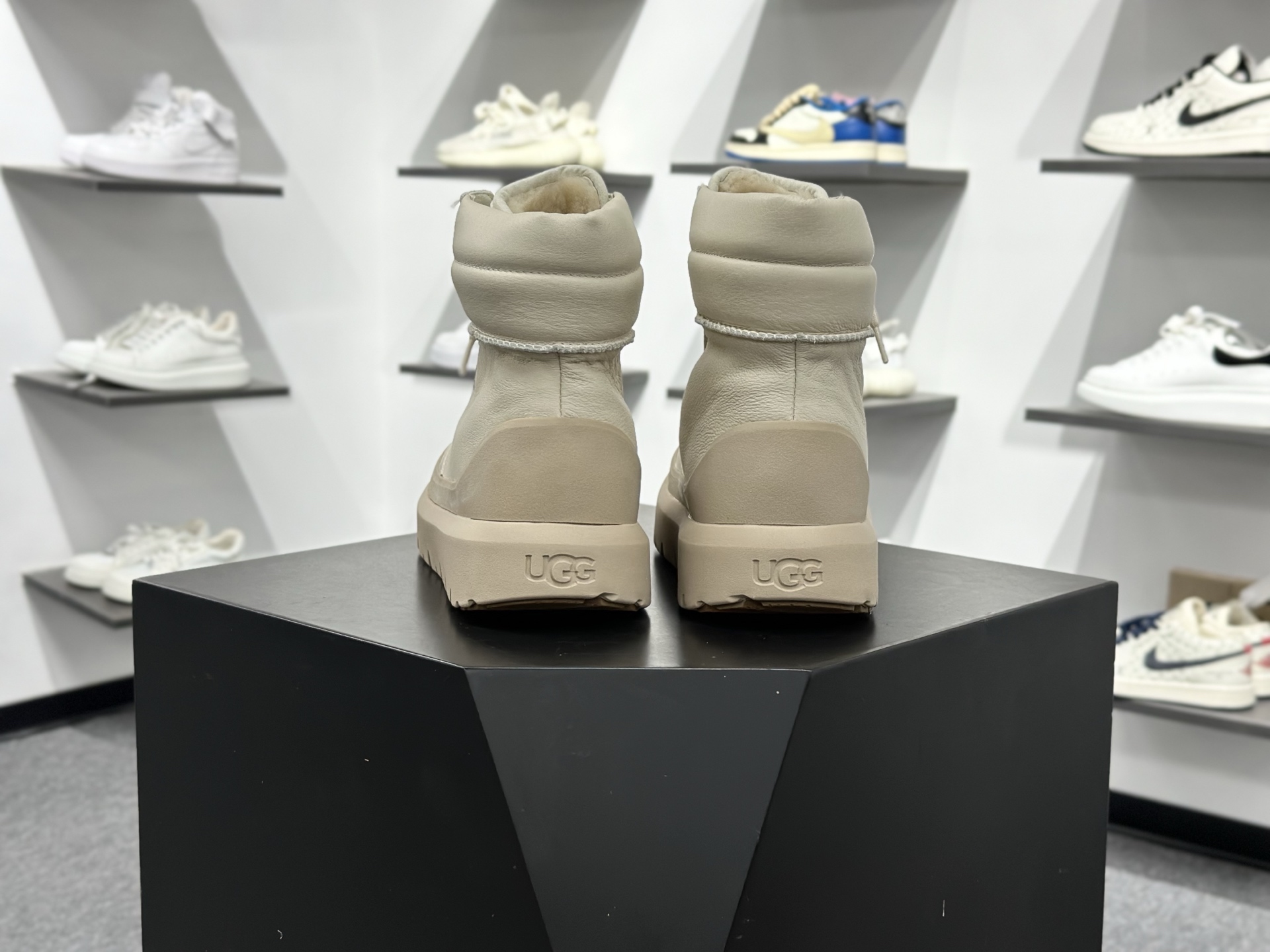 320 UGG Neumel Weather Hybrid 男士高帮雪地靴 1158208-Chinese UA Cheap High Quatity Brand Clothes Bags handbags Sneakers wholesale wholesaler seller from China Factory suppliers Fashion Clothing Shoes best Quality Beautiful Price 320 UGG Neumel Weather Hybrid 男士高帮雪地靴 1158208