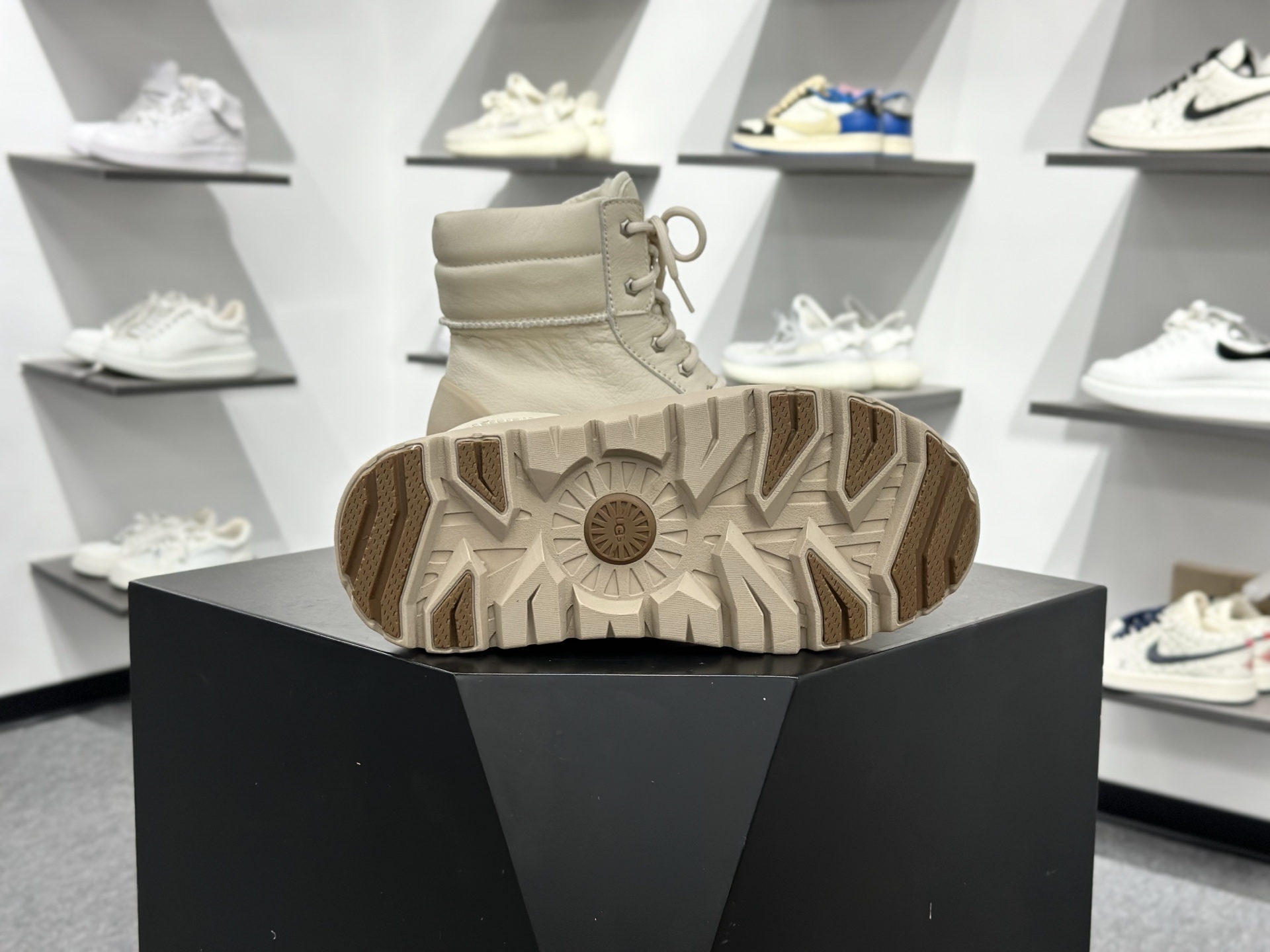 320 UGG Neumel Weather Hybrid 男士高帮雪地靴 1158208-Chinese UA Cheap High Quatity Brand Clothes Bags handbags Sneakers wholesale wholesaler seller from China Factory suppliers Fashion Clothing Shoes best Quality Beautiful Price 320 UGG Neumel Weather Hybrid 男士高帮雪地靴 1158208