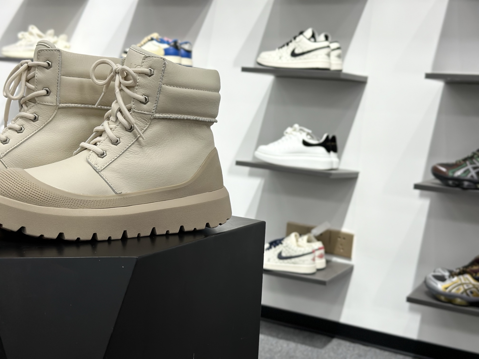 320 UGG Neumel Weather Hybrid 男士高帮雪地靴 1158208-Chinese UA Cheap High Quatity Brand Clothes Bags handbags Sneakers wholesale wholesaler seller from China Factory suppliers Fashion Clothing Shoes best Quality Beautiful Price 320 UGG Neumel Weather Hybrid 男士高帮雪地靴 1158208