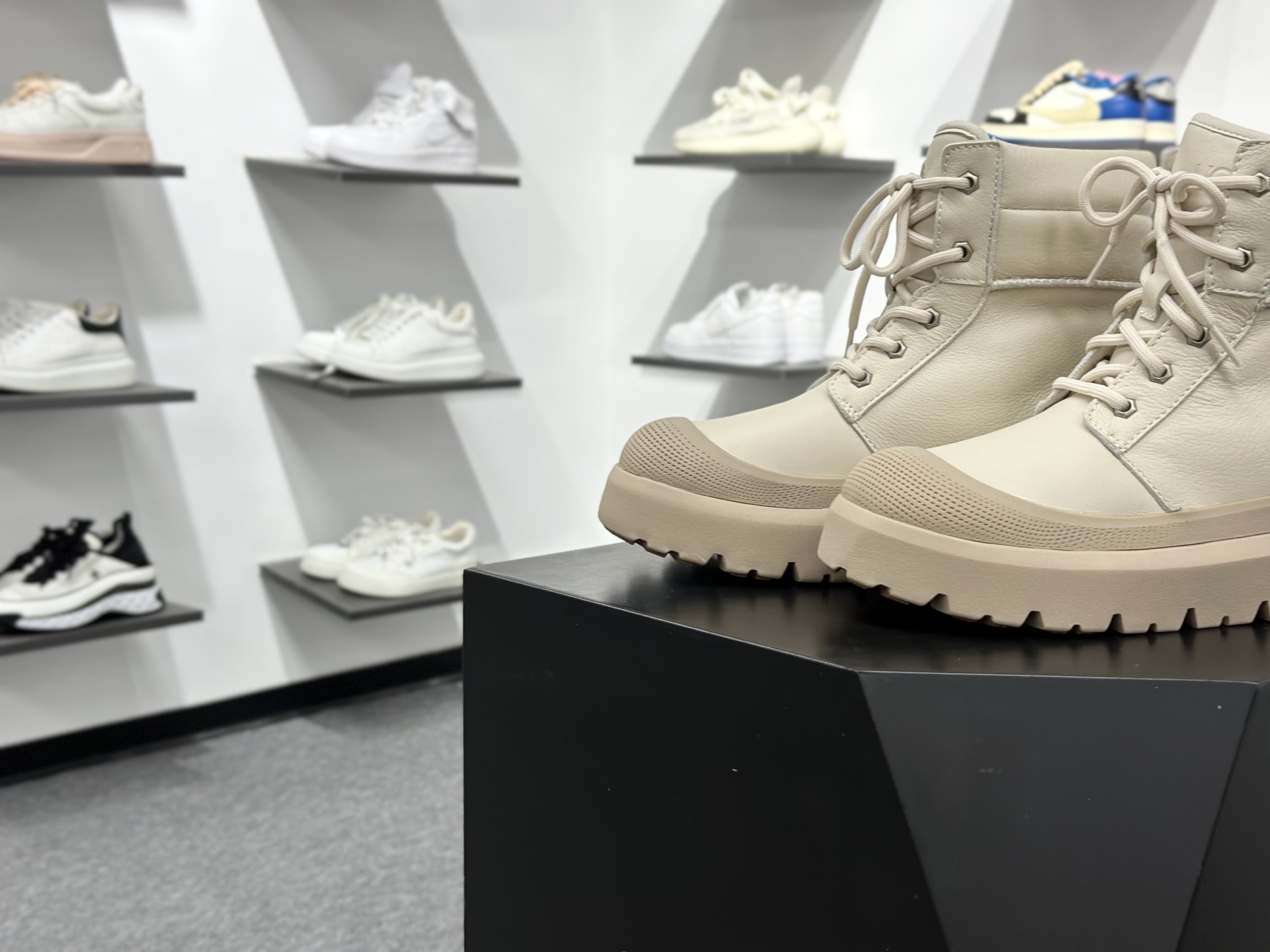 320 UGG Neumel Weather Hybrid 男士高帮雪地靴 1158208-Chinese UA Cheap High Quatity Brand Clothes Bags handbags Sneakers wholesale wholesaler seller from China Factory suppliers Fashion Clothing Shoes best Quality Beautiful Price 320 UGG Neumel Weather Hybrid 男士高帮雪地靴 1158208