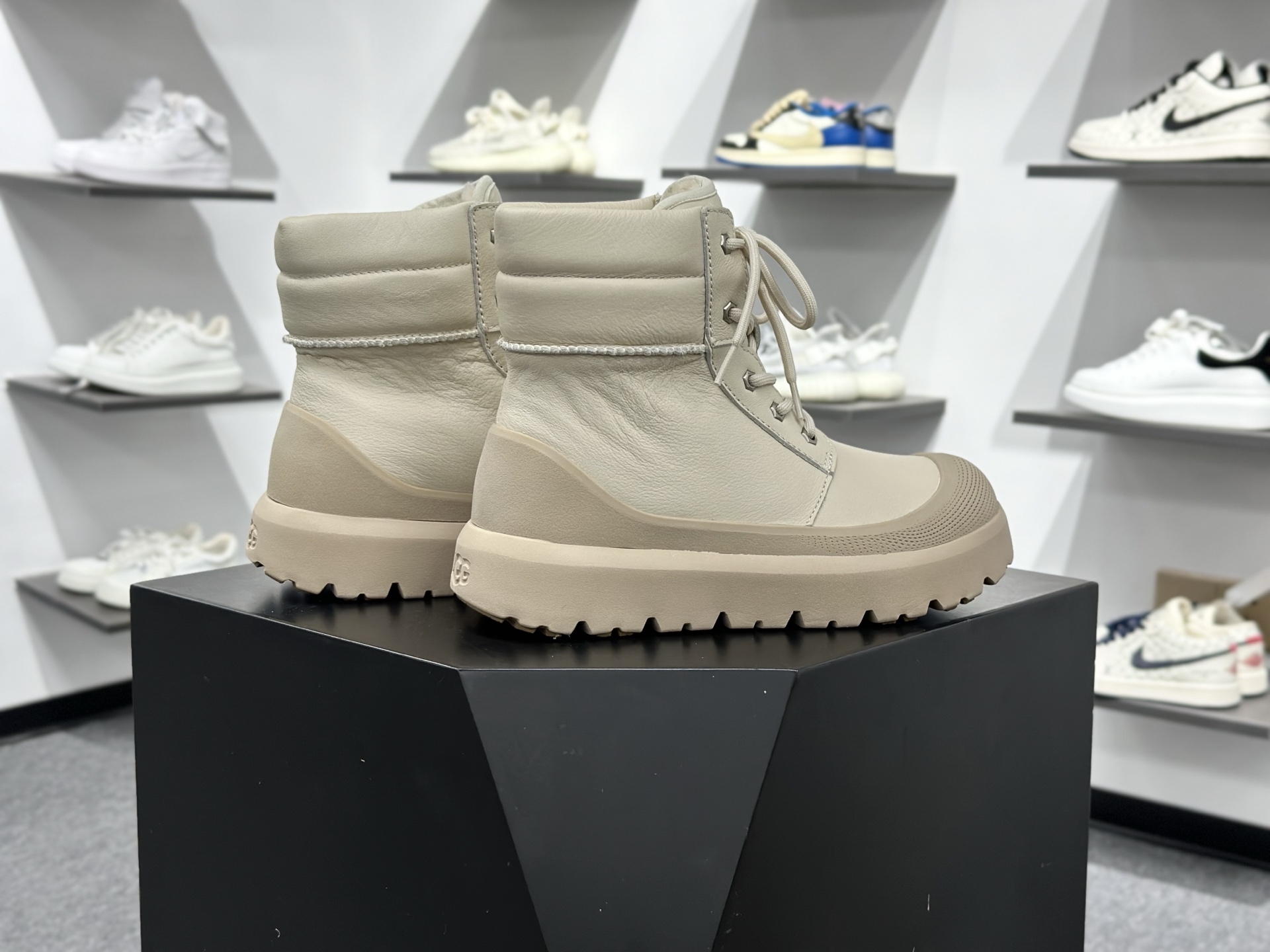 320 UGG Neumel Weather Hybrid 男士高帮雪地靴 1158208-Chinese UA Cheap High Quatity Brand Clothes Bags handbags Sneakers wholesale wholesaler seller from China Factory suppliers Fashion Clothing Shoes best Quality Beautiful Price 320 UGG Neumel Weather Hybrid 男士高帮雪地靴 1158208