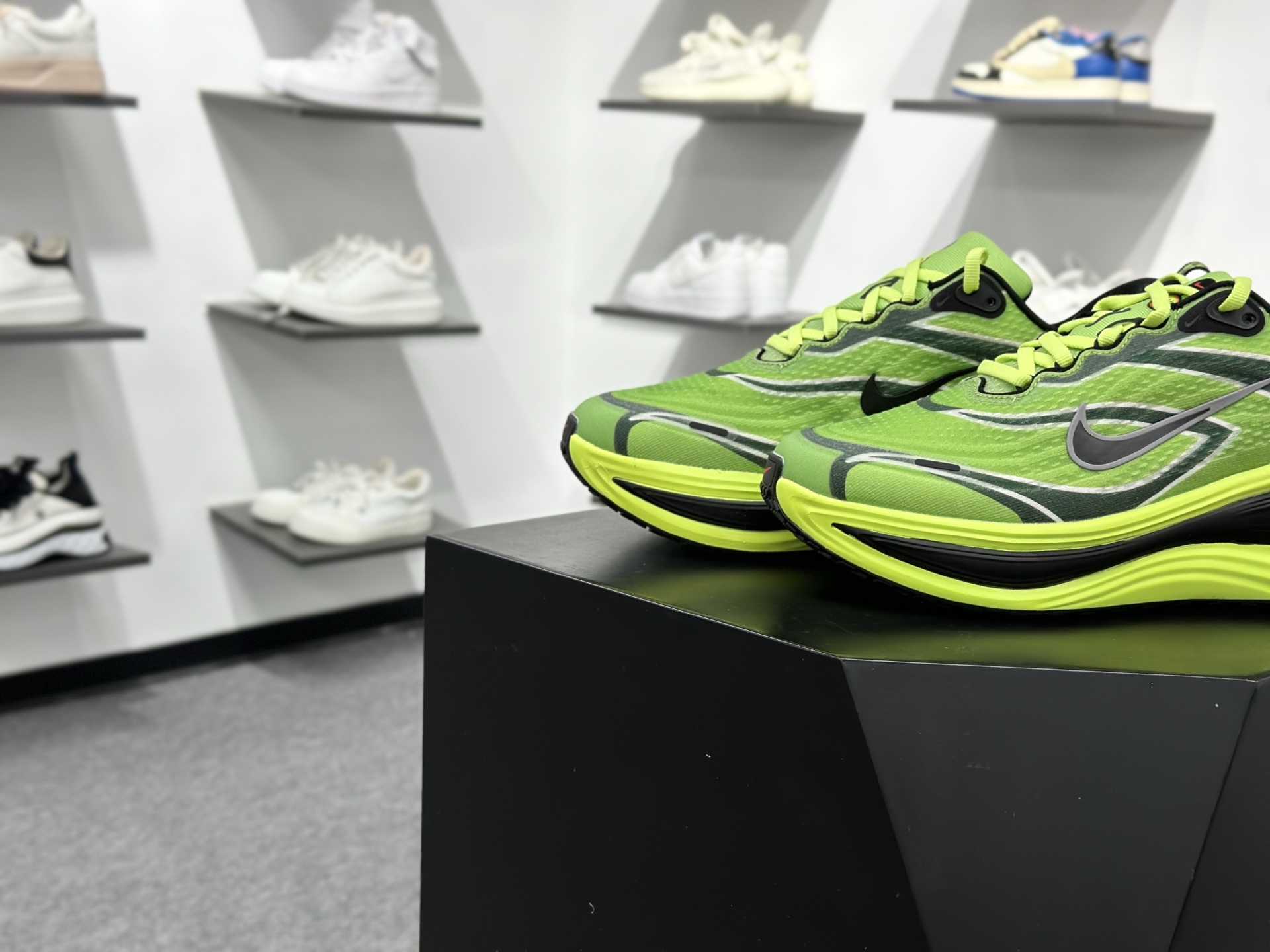 180 Nike Air Zoom Vomero PLUS IM8072-999-Chinese UA Cheap High Quatity Brand Clothes Bags handbags Sneakers wholesale wholesaler seller from China Factory suppliers Fashion Clothing Shoes best Quality Beautiful Price 180 Nike Air Zoom Vomero PLUS IM8072-999