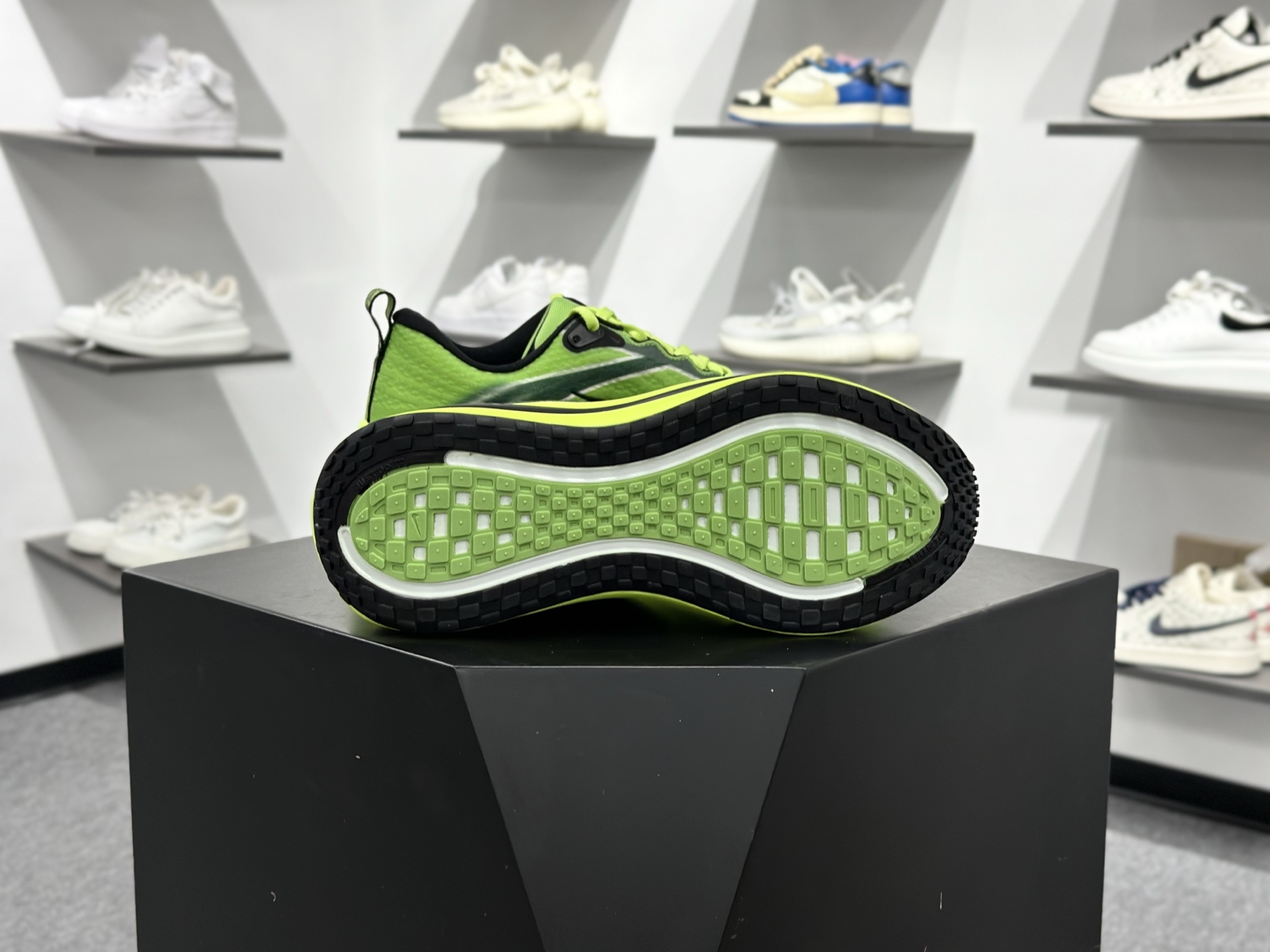 180 Nike Air Zoom Vomero PLUS IM8072-999-Chinese UA Cheap High Quatity Brand Clothes Bags handbags Sneakers wholesale wholesaler seller from China Factory suppliers Fashion Clothing Shoes best Quality Beautiful Price 180 Nike Air Zoom Vomero PLUS IM8072-999