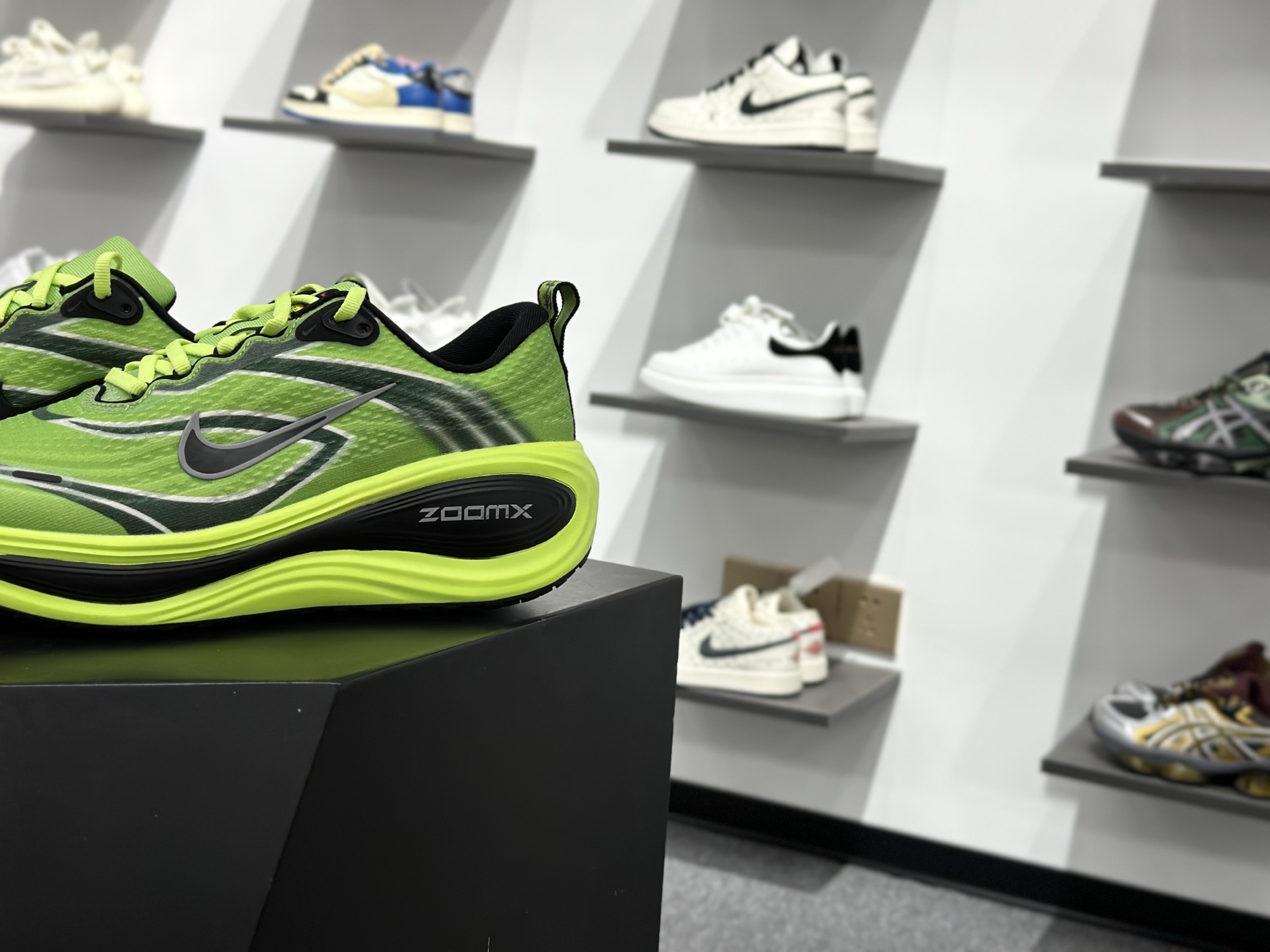 180 Nike Air Zoom Vomero PLUS IM8072-999-Chinese UA Cheap High Quatity Brand Clothes Bags handbags Sneakers wholesale wholesaler seller from China Factory suppliers Fashion Clothing Shoes best Quality Beautiful Price 180 Nike Air Zoom Vomero PLUS IM8072-999