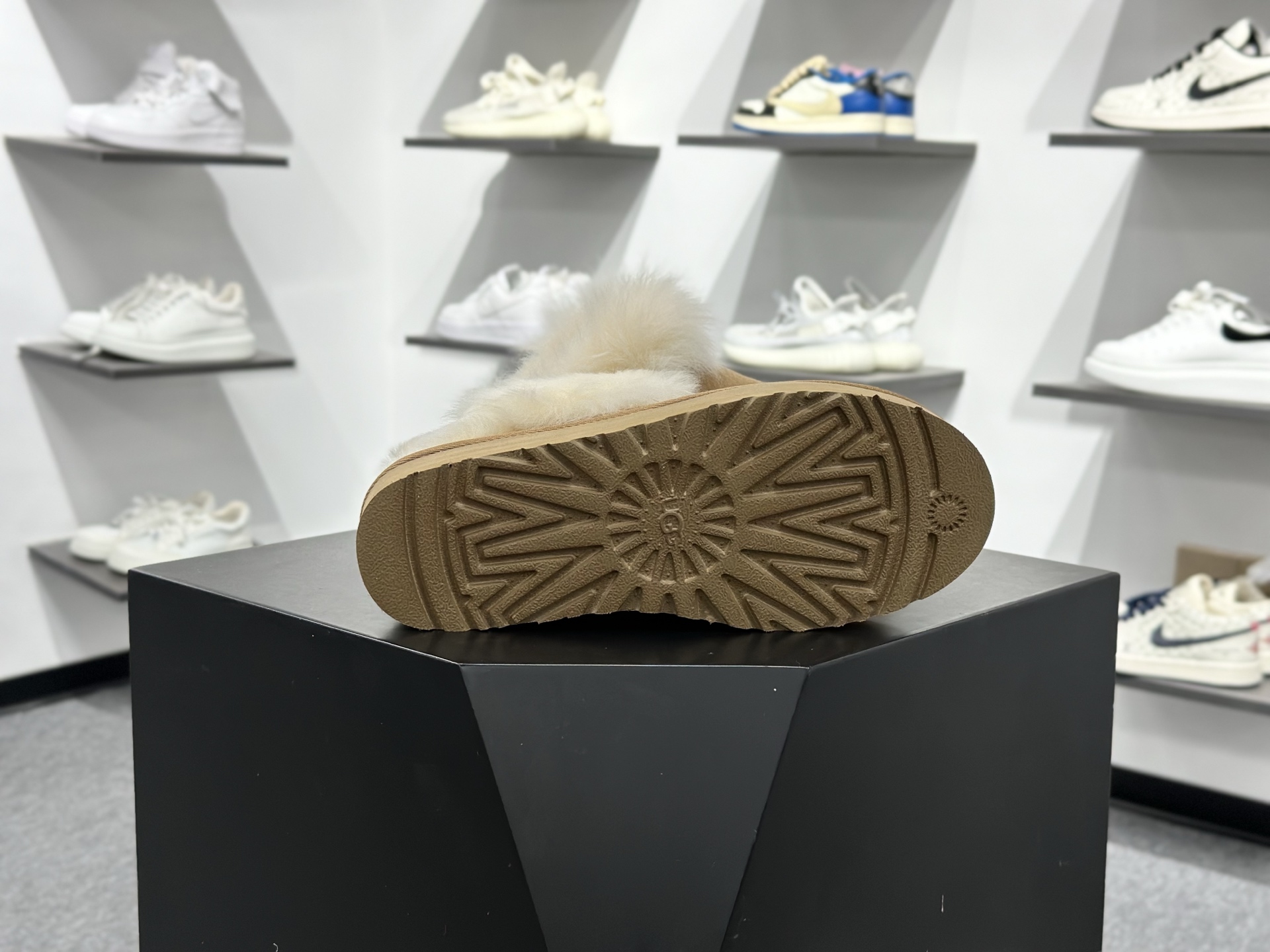 260 UGG 新款雪地靴 1173930-Chinese UA Cheap High Quatity Brand Clothes Bags handbags Sneakers wholesale wholesaler seller from China Factory suppliers Fashion Clothing Shoes best Quality Beautiful Price 260 UGG 新款雪地靴 1173930