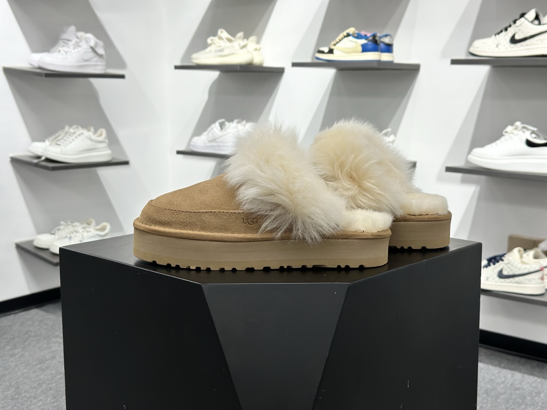 260 UGG 新款雪地靴 1173930-Chinese UA Cheap High Quatity Brand Clothes Bags handbags Sneakers wholesale wholesaler seller from China Factory suppliers Fashion Clothing Shoes best Quality Beautiful Price 260 UGG 新款雪地靴 1173930