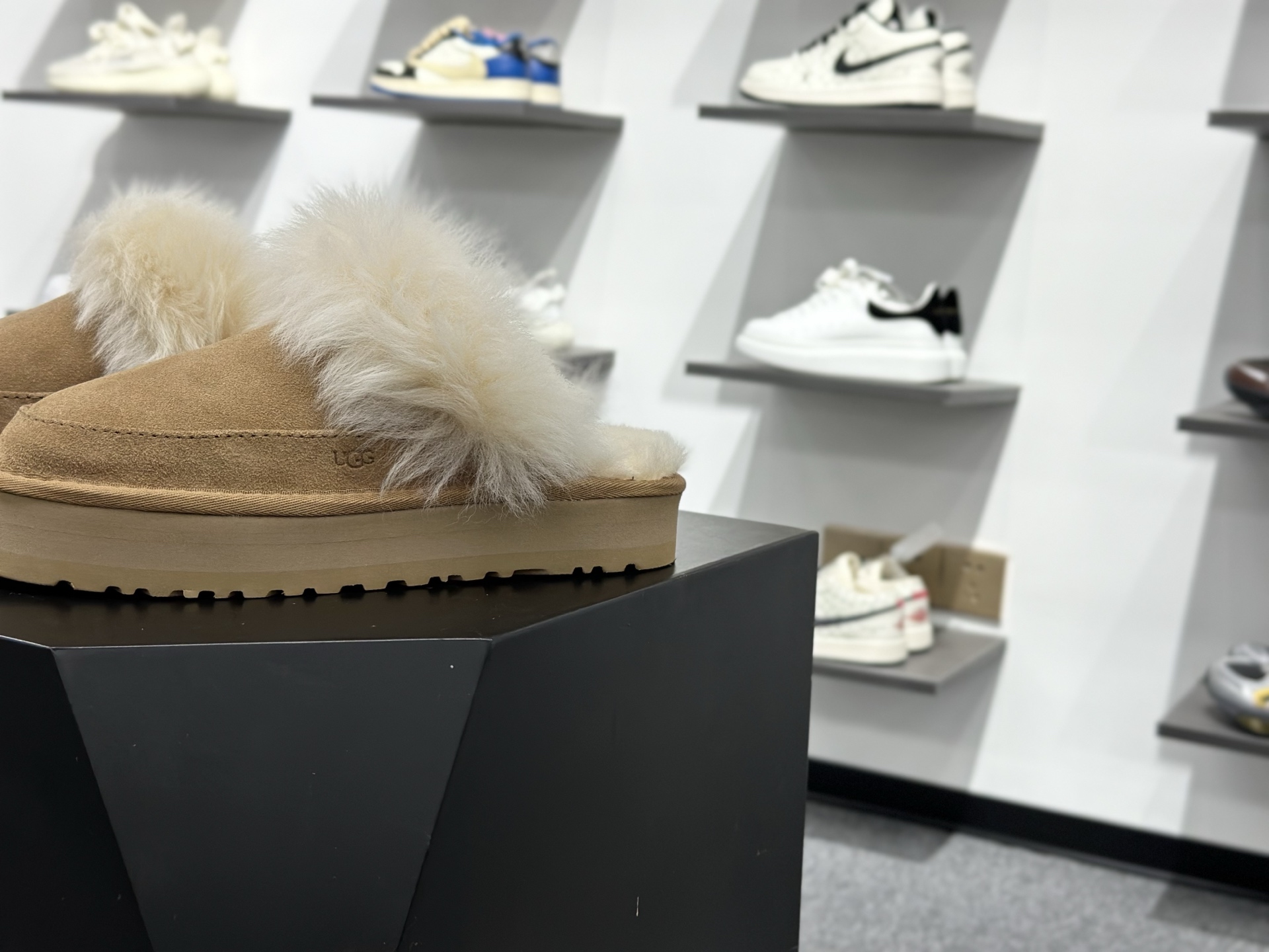 260 UGG 新款雪地靴 1173930-Chinese UA Cheap High Quatity Brand Clothes Bags handbags Sneakers wholesale wholesaler seller from China Factory suppliers Fashion Clothing Shoes best Quality Beautiful Price 260 UGG 新款雪地靴 1173930