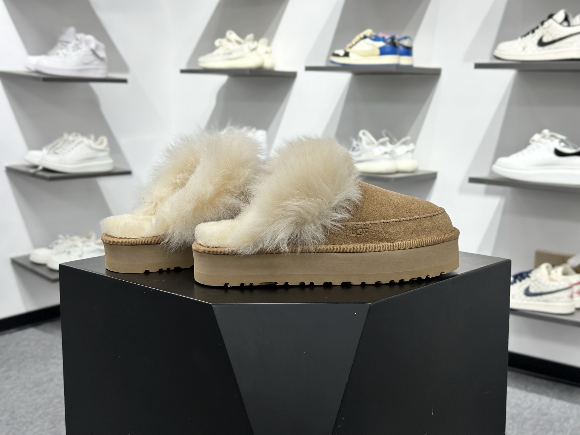 260 UGG 新款雪地靴 1173930-Chinese UA Cheap High Quatity Brand Clothes Bags handbags Sneakers wholesale wholesaler seller from China Factory suppliers Fashion Clothing Shoes best Quality Beautiful Price 260 UGG 新款雪地靴 1173930