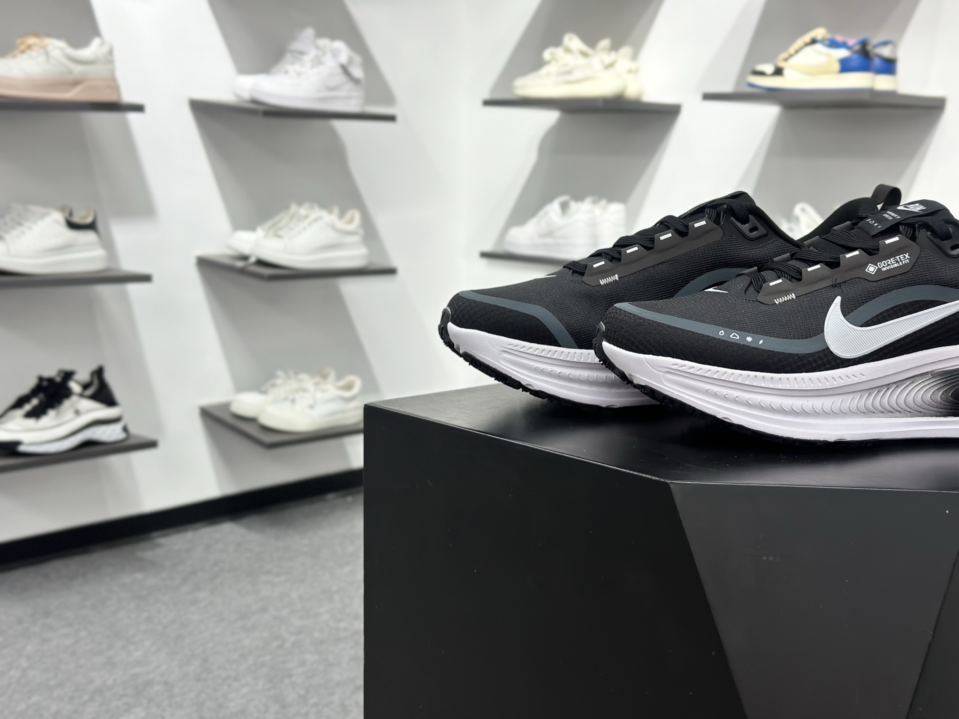 Nike Air Zoom Vomero 18 GTX HQ7002-002-Top High Quatity Cheap Sneakers Fashion Clothing Clothes Bags handbags Shoes of all Brand wholesale With The best Quality And Beautiful Price from China Factory Chinese suppliers wholesaler seller Nike Air Zoom Vomero 18 GTX HQ7002-002