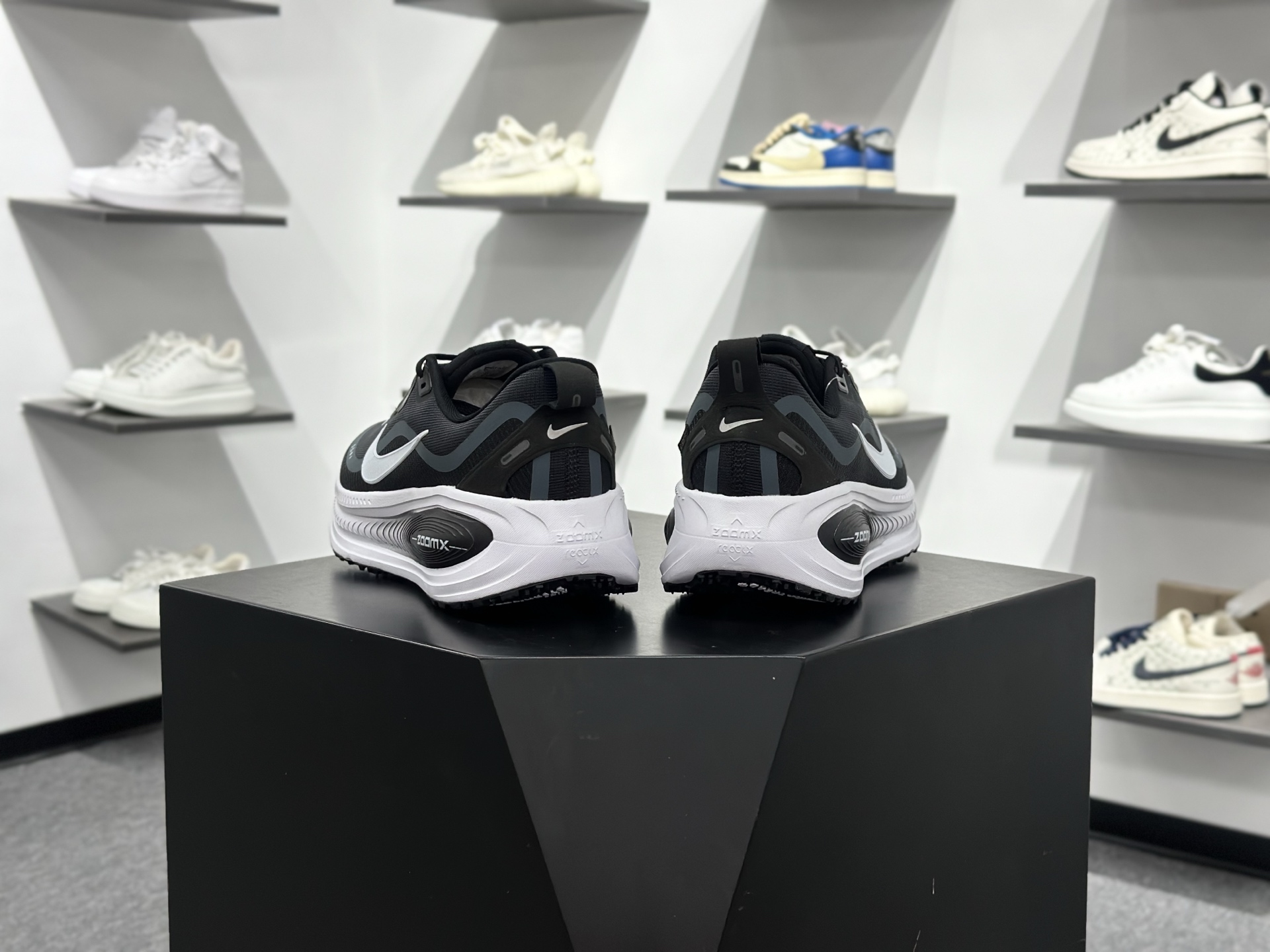 Nike Air Zoom Vomero 18 GTX HQ7002-002-Top High Quatity Cheap Sneakers Fashion Clothing Clothes Bags handbags Shoes of all Brand wholesale With The best Quality And Beautiful Price from China Factory Chinese suppliers wholesaler seller Nike Air Zoom Vomero 18 GTX HQ7002-002