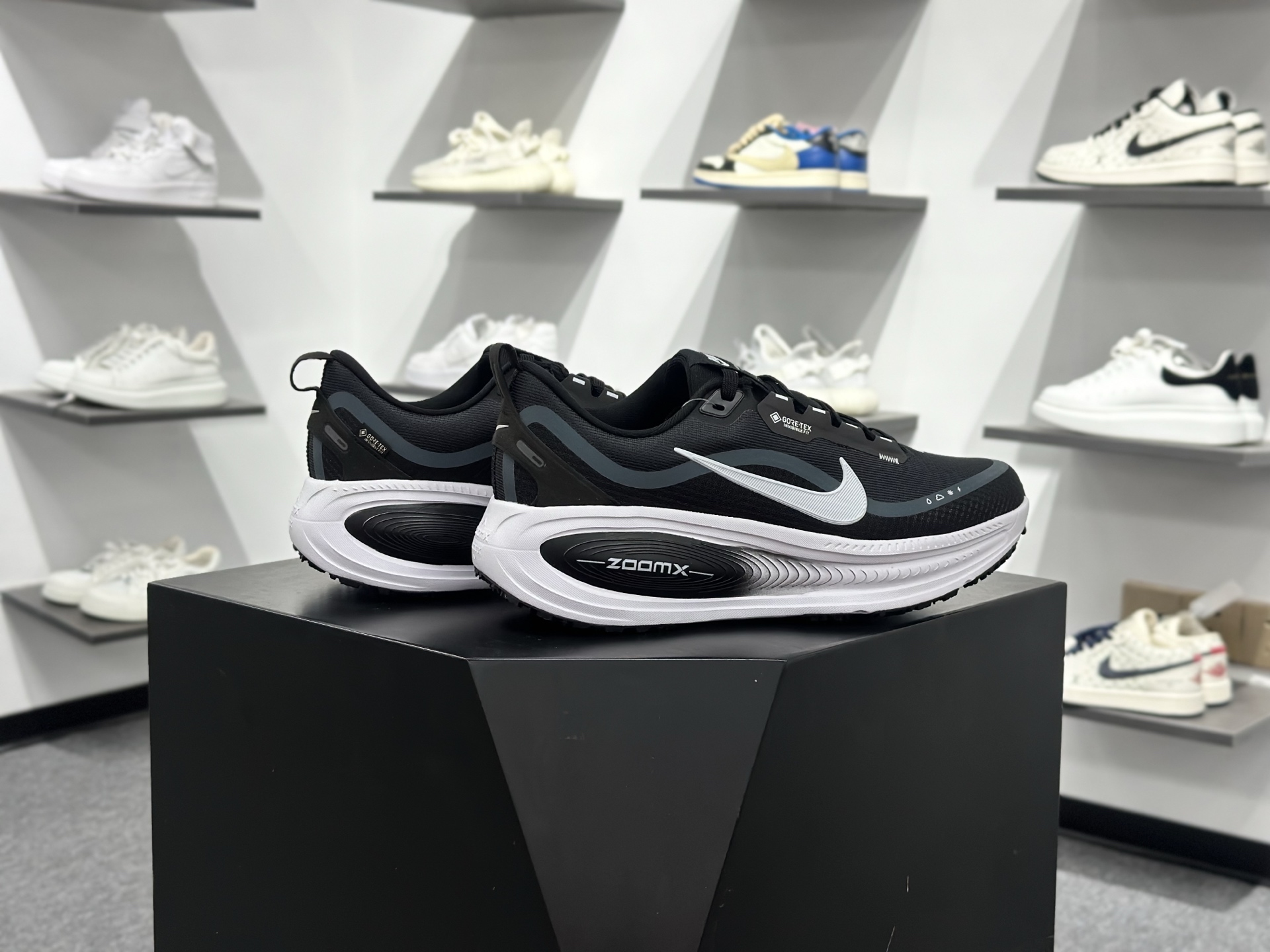 Nike Air Zoom Vomero 18 GTX HQ7002-002-Top High Quatity Cheap Sneakers Fashion Clothing Clothes Bags handbags Shoes of all Brand wholesale With The best Quality And Beautiful Price from China Factory Chinese suppliers wholesaler seller Nike Air Zoom Vomero 18 GTX HQ7002-002