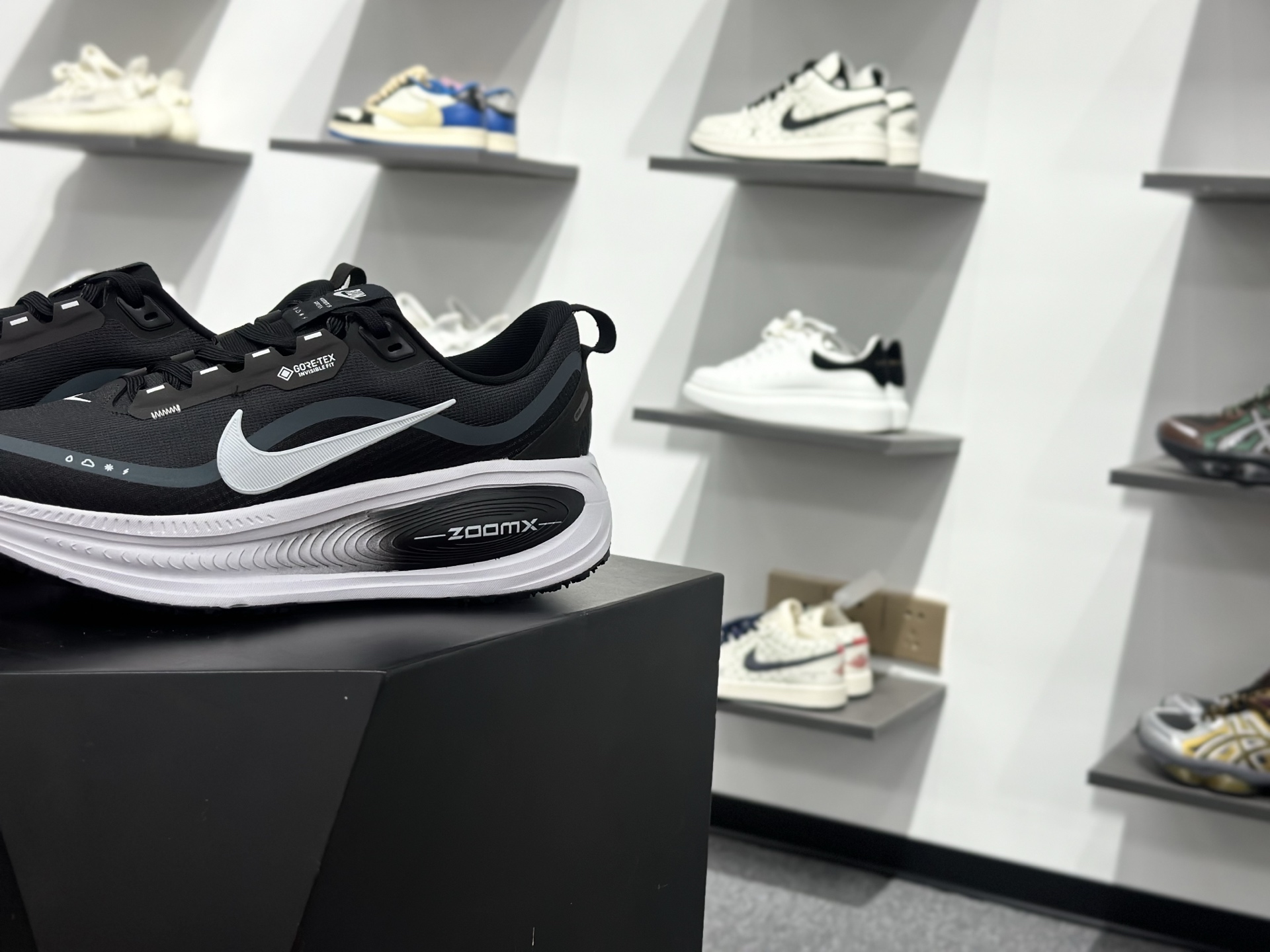 Nike Air Zoom Vomero 18 GTX HQ7002-002-Top High Quatity Cheap Sneakers Fashion Clothing Clothes Bags handbags Shoes of all Brand wholesale With The best Quality And Beautiful Price from China Factory Chinese suppliers wholesaler seller Nike Air Zoom Vomero 18 GTX HQ7002-002