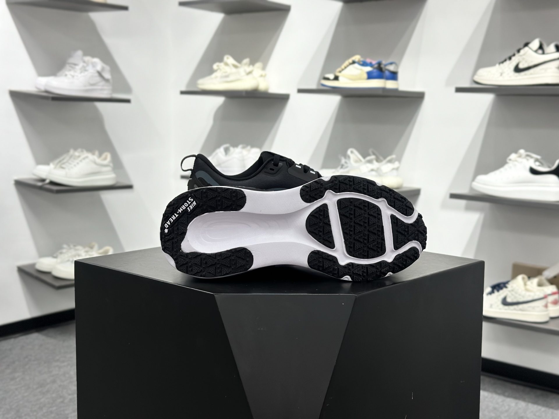 Nike Air Zoom Vomero 18 GTX HQ7002-002-Top High Quatity Cheap Sneakers Fashion Clothing Clothes Bags handbags Shoes of all Brand wholesale With The best Quality And Beautiful Price from China Factory Chinese suppliers wholesaler seller Nike Air Zoom Vomero 18 GTX HQ7002-002