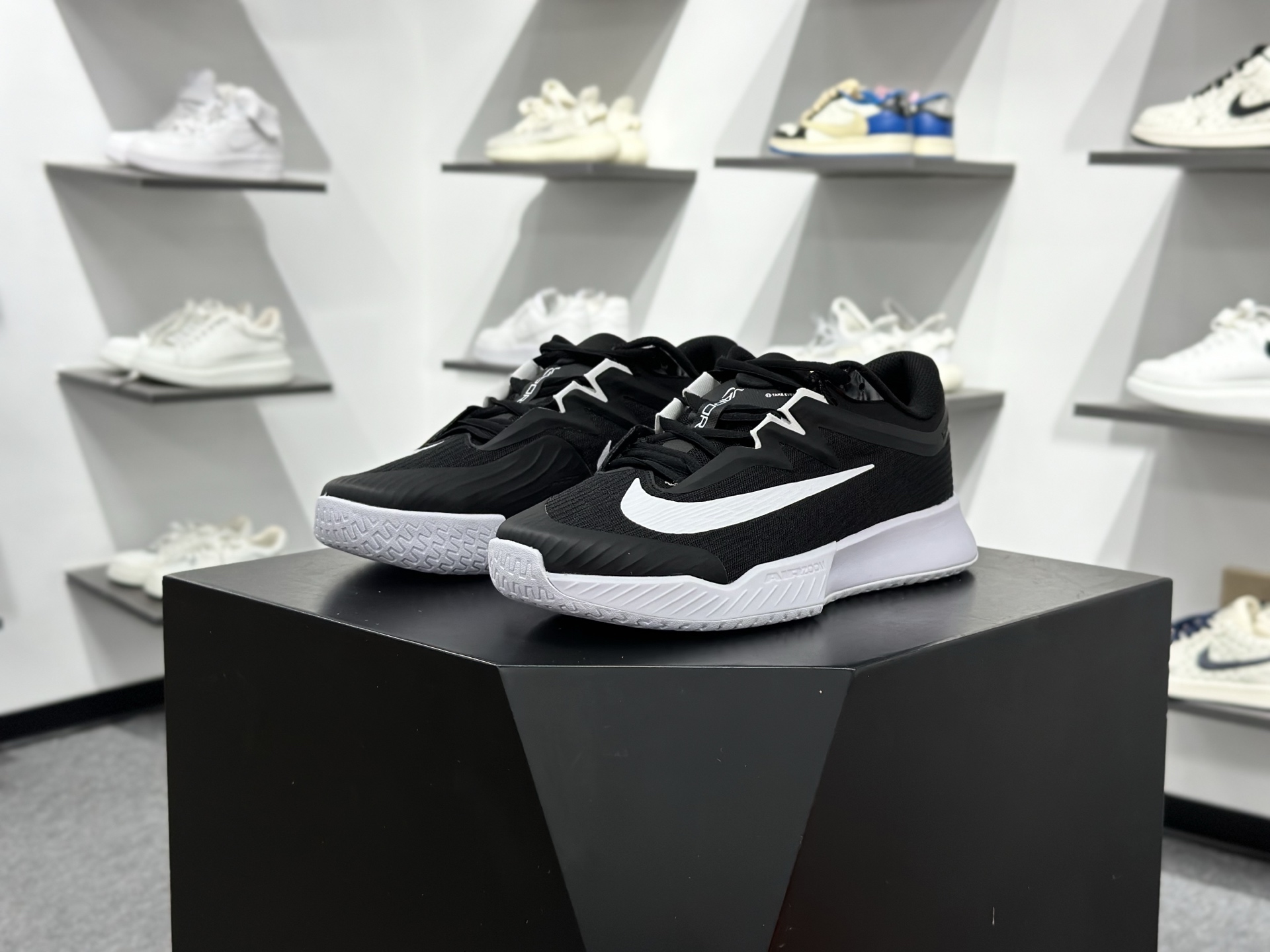 Nike Vapor Pro 3 减震防滑透气 低帮网球鞋 中底泡棉记忆回弹 鞋身独特排水槽设计 FZ2161-002 Nike Vapor Pro 3 减震防滑透气 低帮网球鞋 中底泡棉记忆回弹 鞋身独特排水槽设计 FZ2161-002