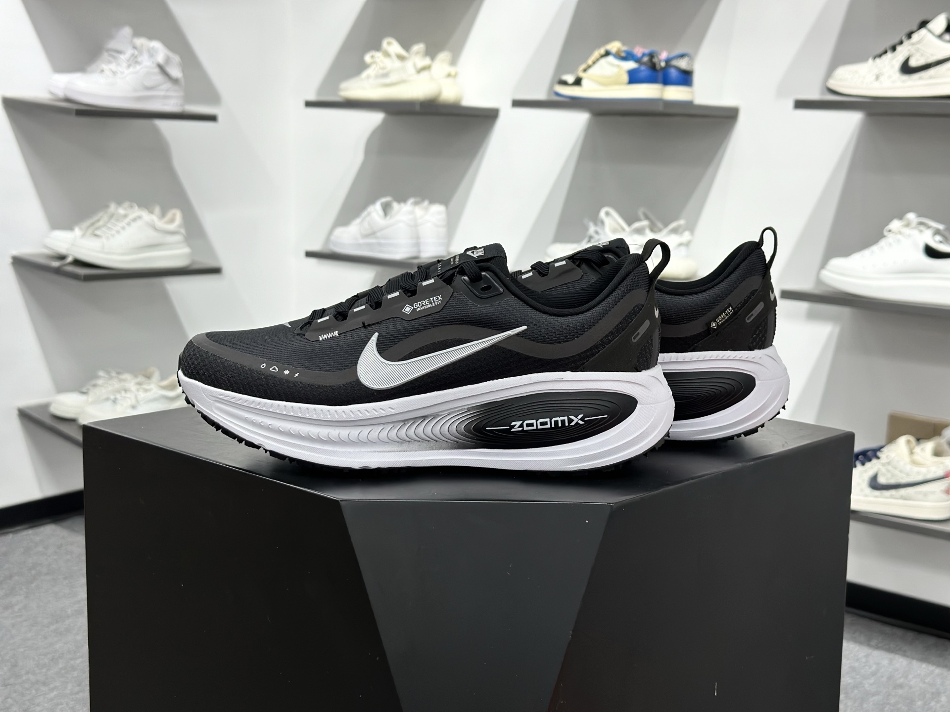 Nike VOMERO 18 GTX轻盈跑鞋 顶级版本 Nike VOMERO 18 舒适百搭防滑耐磨 低帮 休闲跑步鞋男女同款 HQ7001-002-Top High Quatity Cheap Sneakers Fashion Clothing Clothes Bags handbags Shoes of all Brand wholesale With The best Quality And Beautiful Price from China Factory Chinese suppliers wholesaler seller Nike VOMERO 18 GTX轻盈跑鞋 顶级版本 Nike VOMERO 18 舒适百搭防滑耐磨 低帮 休闲跑步鞋男女同款 HQ7001-002