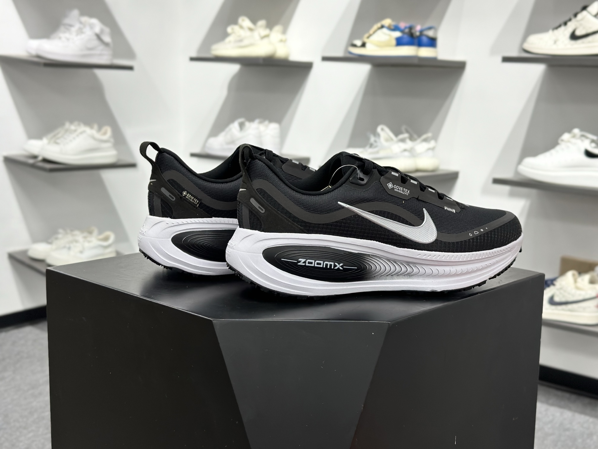 Nike VOMERO 18 GTX轻盈跑鞋 顶级版本 Nike VOMERO 18 舒适百搭防滑耐磨 低帮 休闲跑步鞋男女同款 HQ7001-002-Top High Quatity Cheap Sneakers Fashion Clothing Clothes Bags handbags Shoes of all Brand wholesale With The best Quality And Beautiful Price from China Factory Chinese suppliers wholesaler seller Nike VOMERO 18 GTX轻盈跑鞋 顶级版本 Nike VOMERO 18 舒适百搭防滑耐磨 低帮 休闲跑步鞋男女同款 HQ7001-002