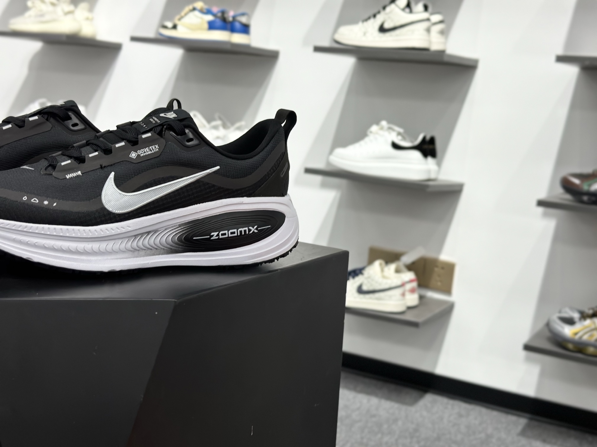 Nike VOMERO 18 GTX轻盈跑鞋 顶级版本 Nike VOMERO 18 舒适百搭防滑耐磨 低帮 休闲跑步鞋男女同款 HQ7001-002-Top High Quatity Cheap Sneakers Fashion Clothing Clothes Bags handbags Shoes of all Brand wholesale With The best Quality And Beautiful Price from China Factory Chinese suppliers wholesaler seller Nike VOMERO 18 GTX轻盈跑鞋 顶级版本 Nike VOMERO 18 舒适百搭防滑耐磨 低帮 休闲跑步鞋男女同款 HQ7001-002