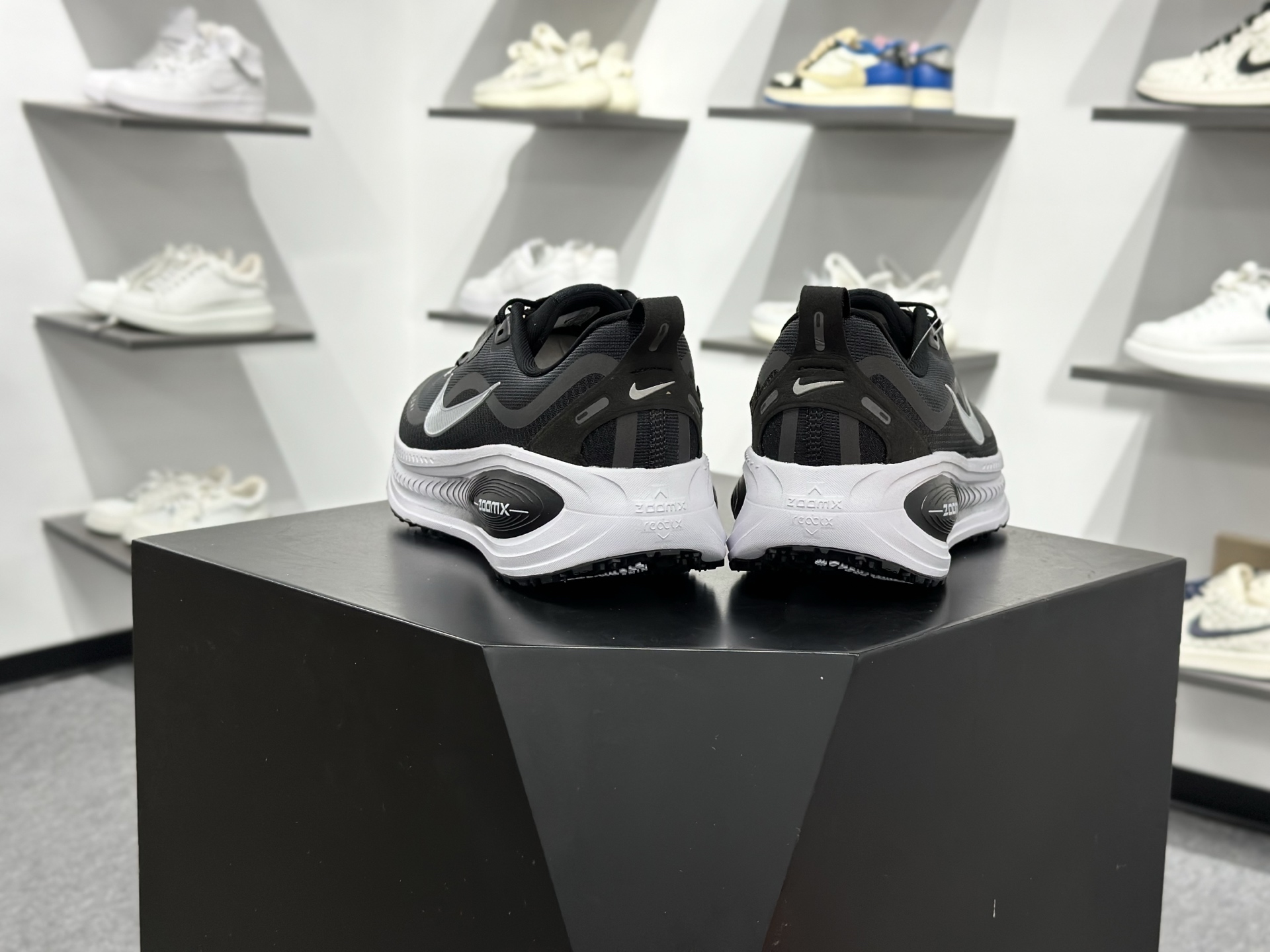 Nike VOMERO 18 GTX轻盈跑鞋 顶级版本 Nike VOMERO 18 舒适百搭防滑耐磨 低帮 休闲跑步鞋男女同款 HQ7001-002-Top High Quatity Cheap Sneakers Fashion Clothing Clothes Bags handbags Shoes of all Brand wholesale With The best Quality And Beautiful Price from China Factory Chinese suppliers wholesaler seller Nike VOMERO 18 GTX轻盈跑鞋 顶级版本 Nike VOMERO 18 舒适百搭防滑耐磨 低帮 休闲跑步鞋男女同款 HQ7001-002