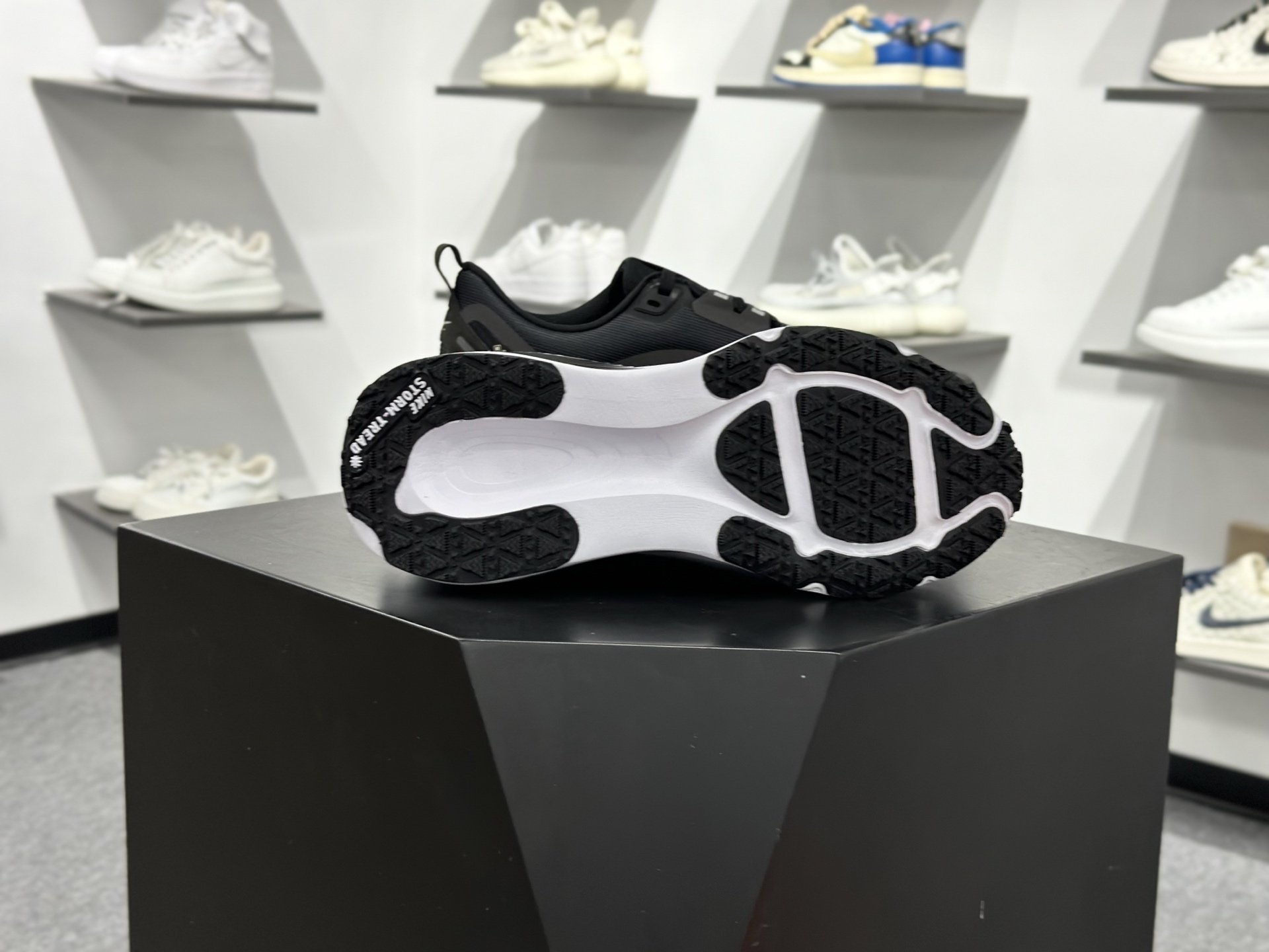 Nike VOMERO 18 GTX轻盈跑鞋 顶级版本 Nike VOMERO 18 舒适百搭防滑耐磨 低帮 休闲跑步鞋男女同款 HQ7001-002-Top High Quatity Cheap Sneakers Fashion Clothing Clothes Bags handbags Shoes of all Brand wholesale With The best Quality And Beautiful Price from China Factory Chinese suppliers wholesaler seller Nike VOMERO 18 GTX轻盈跑鞋 顶级版本 Nike VOMERO 18 舒适百搭防滑耐磨 低帮 休闲跑步鞋男女同款 HQ7001-002