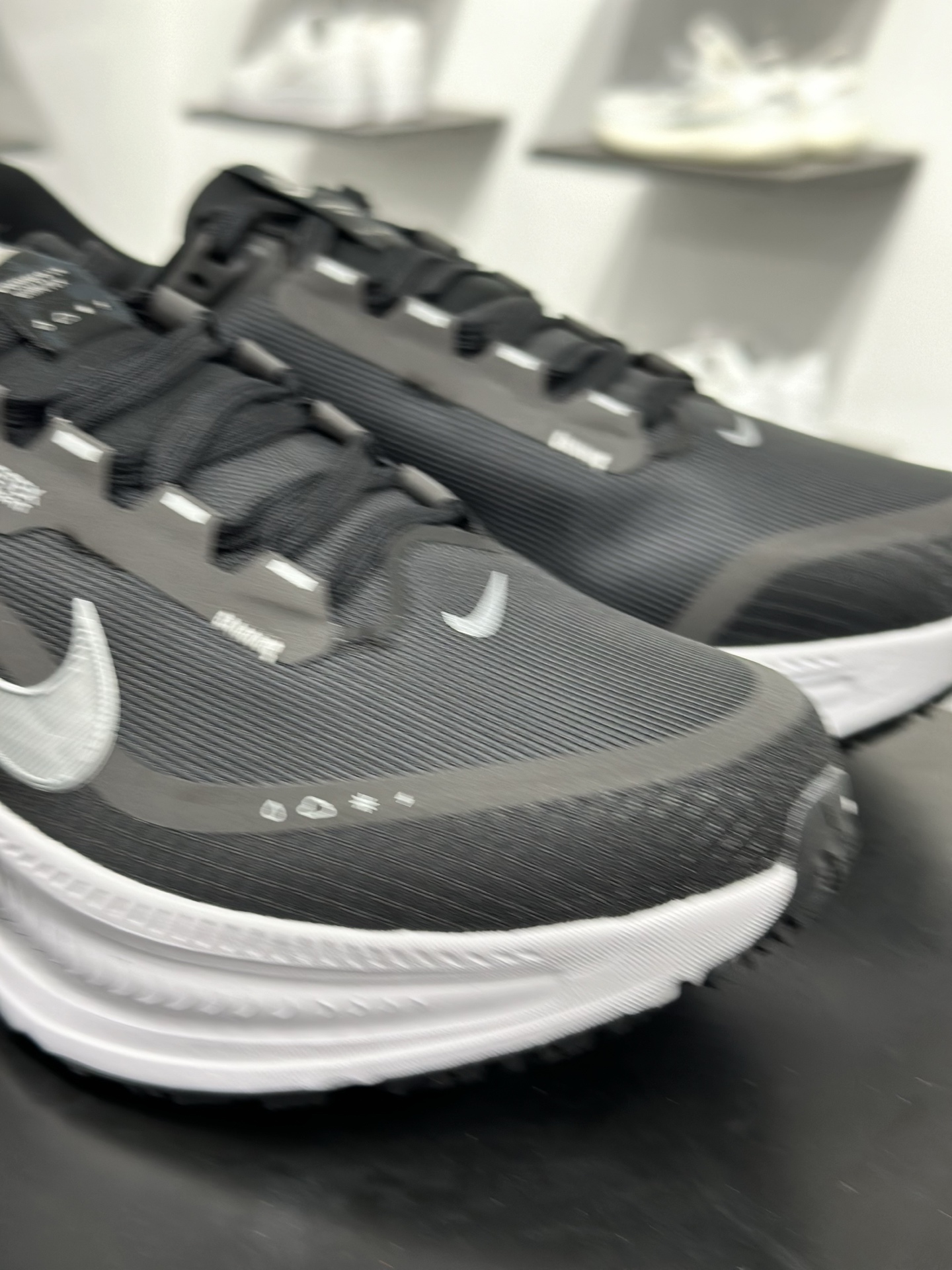 Nike VOMERO 18 GTX轻盈跑鞋 顶级版本 Nike VOMERO 18 舒适百搭防滑耐磨 低帮 休闲跑步鞋男女同款 HQ7001-002-Top High Quatity Cheap Sneakers Fashion Clothing Clothes Bags handbags Shoes of all Brand wholesale With The best Quality And Beautiful Price from China Factory Chinese suppliers wholesaler seller Nike VOMERO 18 GTX轻盈跑鞋 顶级版本 Nike VOMERO 18 舒适百搭防滑耐磨 低帮 休闲跑步鞋男女同款 HQ7001-002