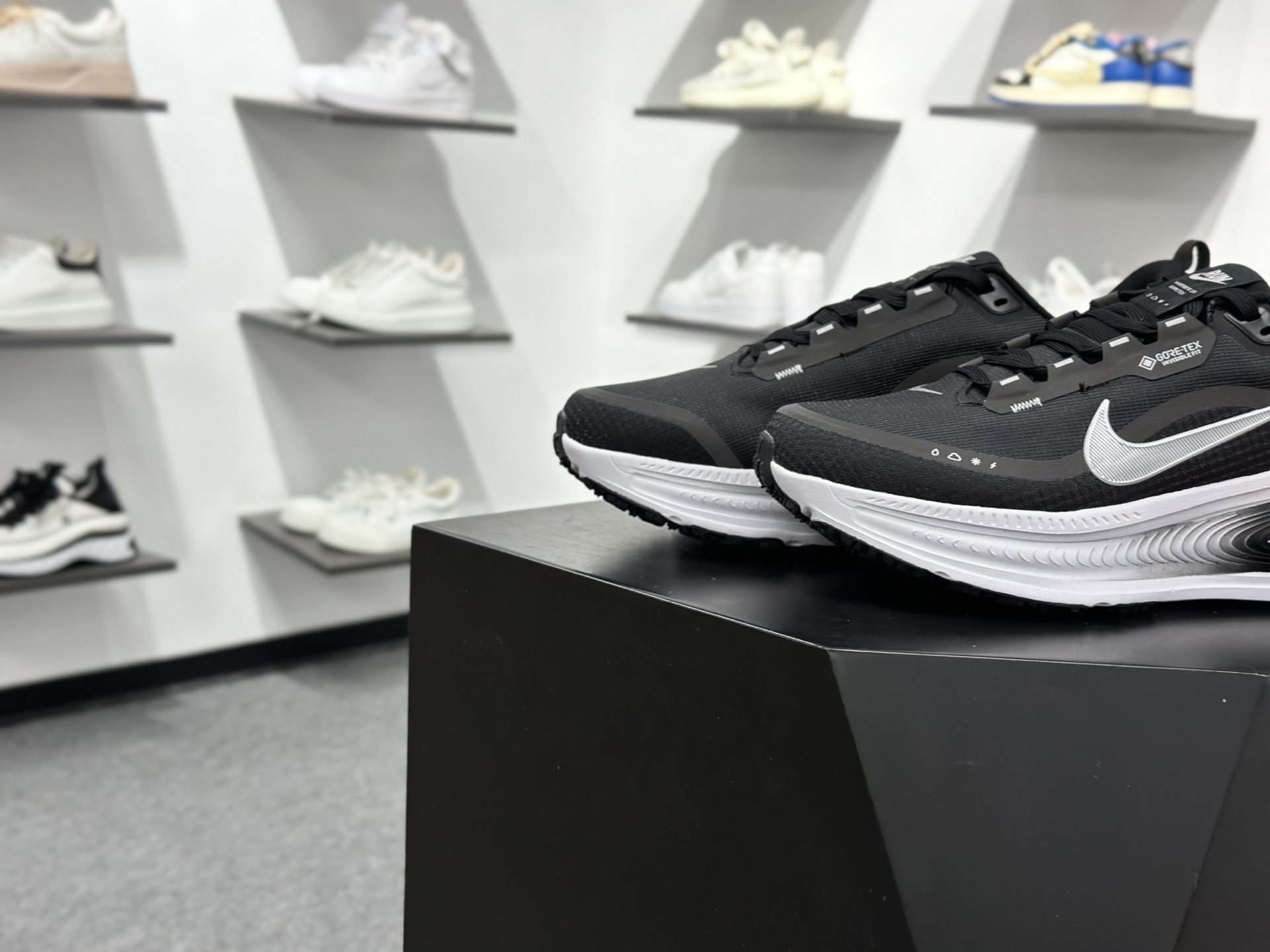 Nike VOMERO 18 GTX轻盈跑鞋 顶级版本 Nike VOMERO 18 舒适百搭防滑耐磨 低帮 休闲跑步鞋男女同款 HQ7001-002-Top High Quatity Cheap Sneakers Fashion Clothing Clothes Bags handbags Shoes of all Brand wholesale With The best Quality And Beautiful Price from China Factory Chinese suppliers wholesaler seller Nike VOMERO 18 GTX轻盈跑鞋 顶级版本 Nike VOMERO 18 舒适百搭防滑耐磨 低帮 休闲跑步鞋男女同款 HQ7001-002