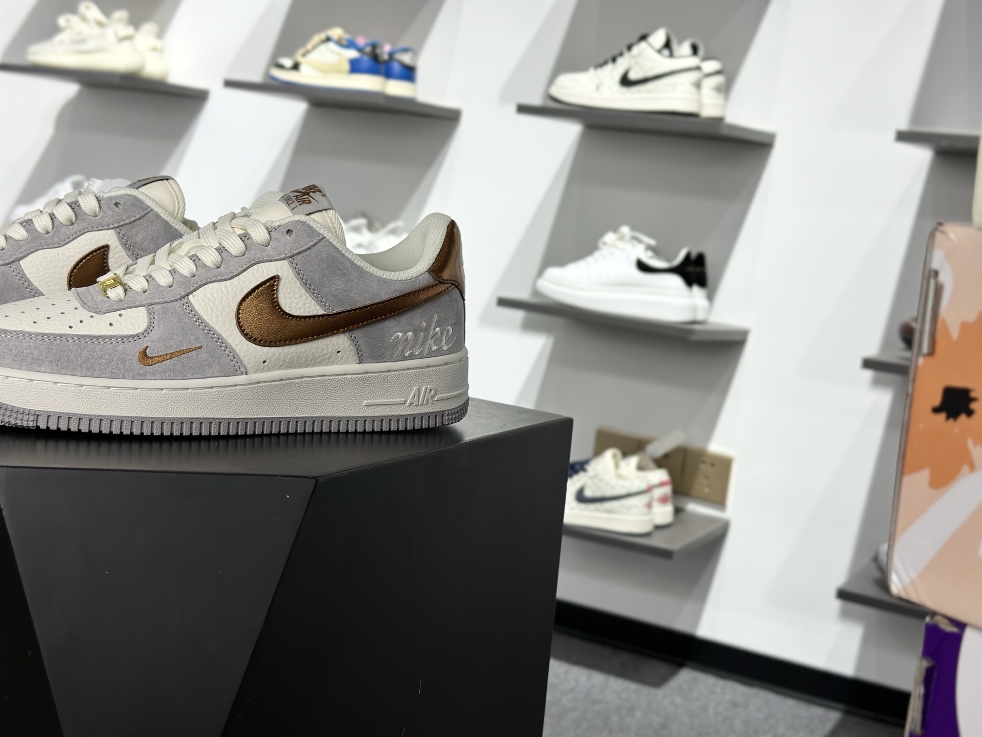 Nike Air Force 1‘07 Low 奶白灰金 空军一号低帮休闲板鞋 DV5477-007-Top High Quatity Cheap Sneakers Fashion Clothing Clothes Bags handbags Shoes of all Brand wholesale With The best Quality And Beautiful Price from China Factory Chinese suppliers wholesaler seller Nike Air Force 1‘07 Low 奶白灰金 空军一号低帮休闲板鞋 DV5477-007