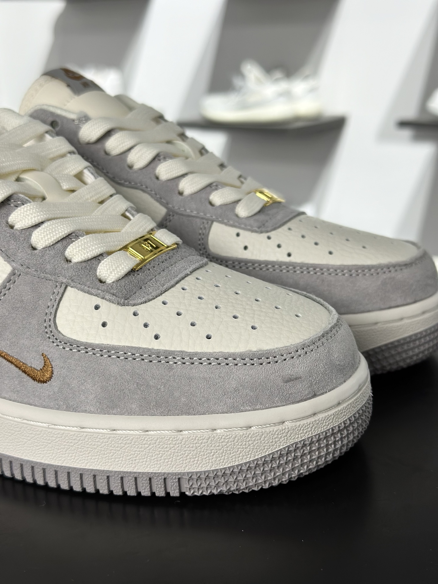 Nike Air Force 1‘07 Low 奶白灰金 空军一号低帮休闲板鞋 DV5477-007-Top High Quatity Cheap Sneakers Fashion Clothing Clothes Bags handbags Shoes of all Brand wholesale With The best Quality And Beautiful Price from China Factory Chinese suppliers wholesaler seller Nike Air Force 1‘07 Low 奶白灰金 空军一号低帮休闲板鞋 DV5477-007