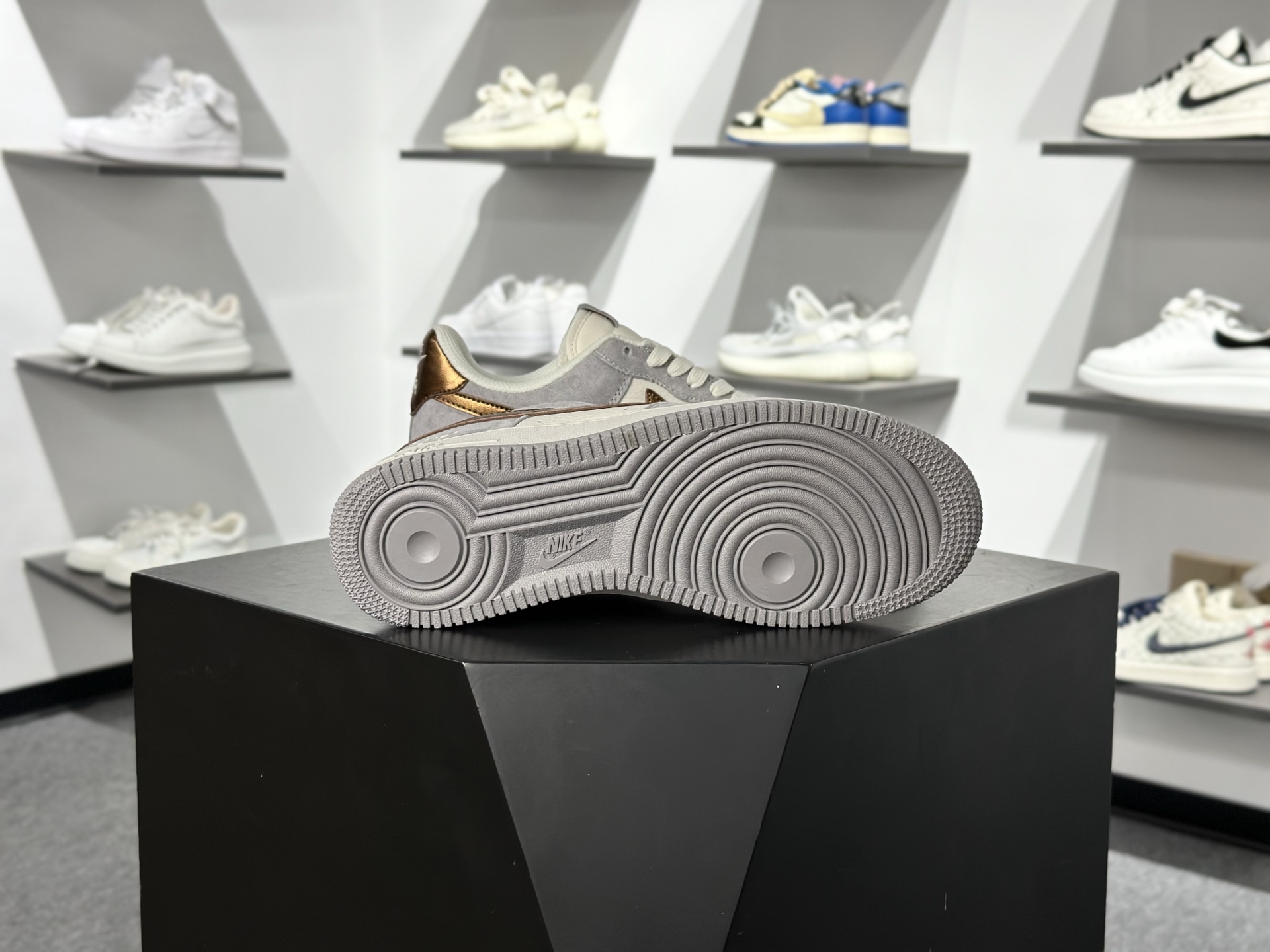 Nike Air Force 1‘07 Low 奶白灰金 空军一号低帮休闲板鞋 DV5477-007-Top High Quatity Cheap Sneakers Fashion Clothing Clothes Bags handbags Shoes of all Brand wholesale With The best Quality And Beautiful Price from China Factory Chinese suppliers wholesaler seller Nike Air Force 1‘07 Low 奶白灰金 空军一号低帮休闲板鞋 DV5477-007