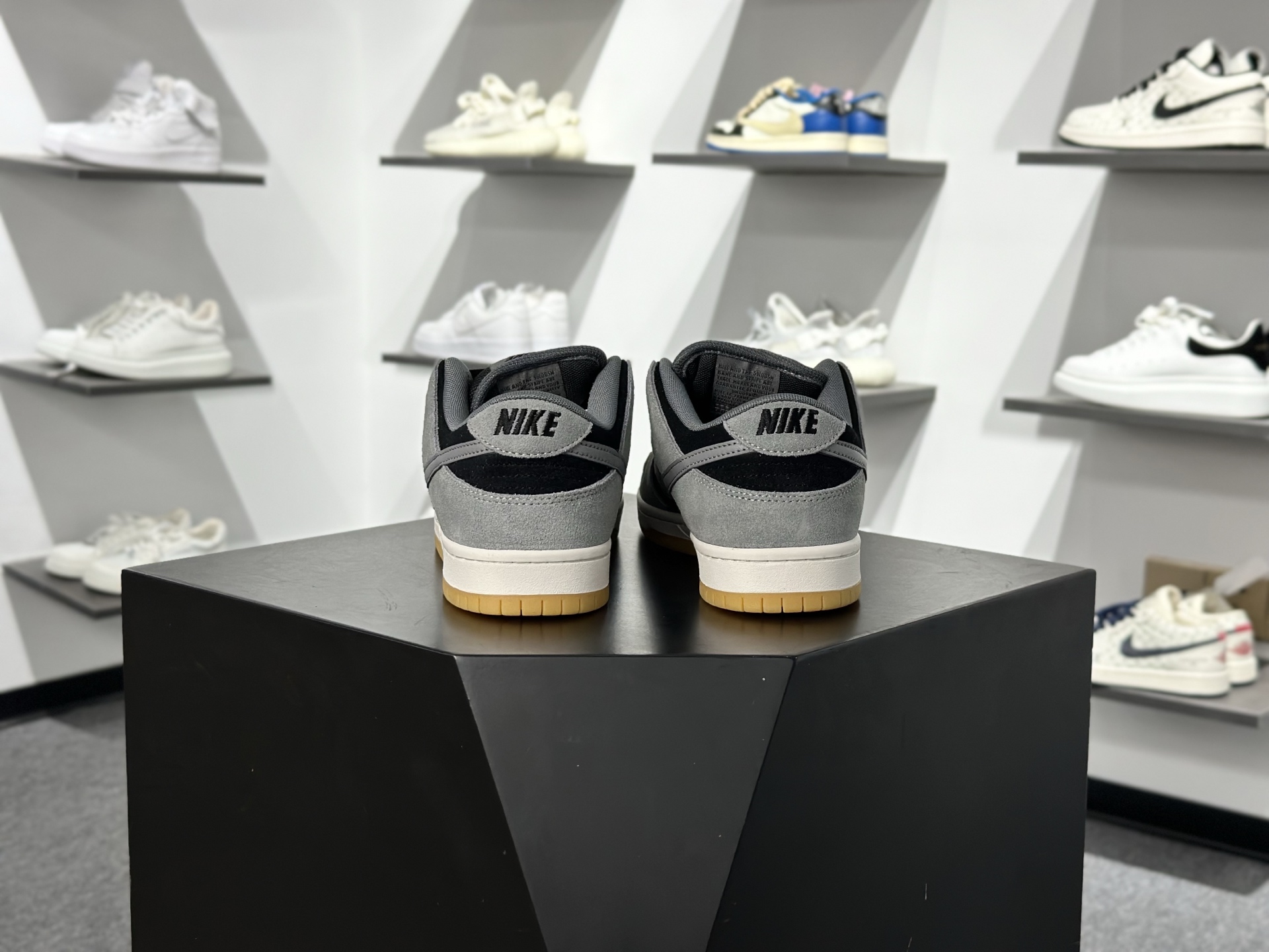 Nike Dunk SB “DARK SMOKE GREY” 影子灰 雾霾 灰黑 HF3063-001