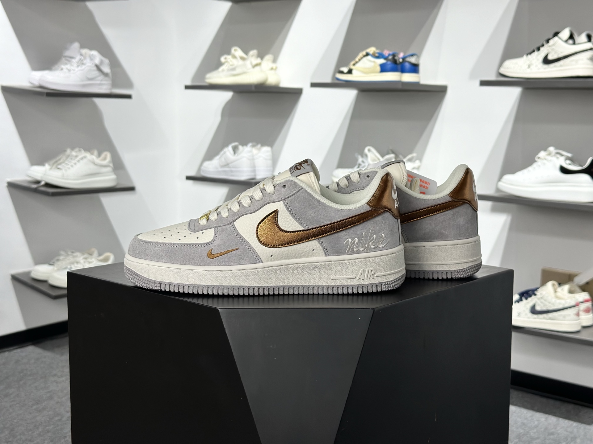Nike Air Force 1‘07 Low 奶白灰金 空军一号低帮休闲板鞋 DV5477-007-Top High Quatity Cheap Sneakers Fashion Clothing Clothes Bags handbags Shoes of all Brand wholesale With The best Quality And Beautiful Price from China Factory Chinese suppliers wholesaler seller Nike Air Force 1‘07 Low 奶白灰金 空军一号低帮休闲板鞋 DV5477-007