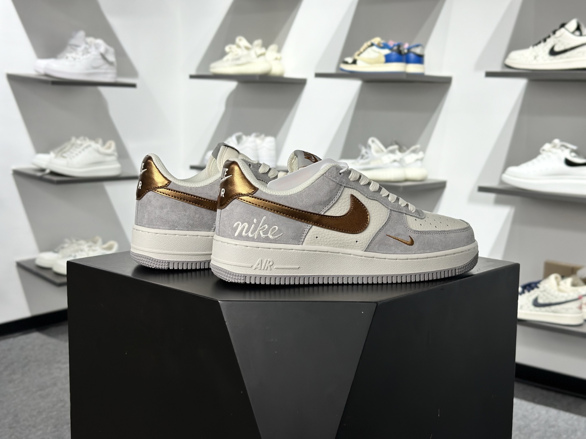 Nike Air Force 1‘07 Low 奶白灰金 空军一号低帮休闲板鞋 DV5477-007-Top High Quatity Cheap Sneakers Fashion Clothing Clothes Bags handbags Shoes of all Brand wholesale With The best Quality And Beautiful Price from China Factory Chinese suppliers wholesaler seller Nike Air Force 1‘07 Low 奶白灰金 空军一号低帮休闲板鞋 DV5477-007