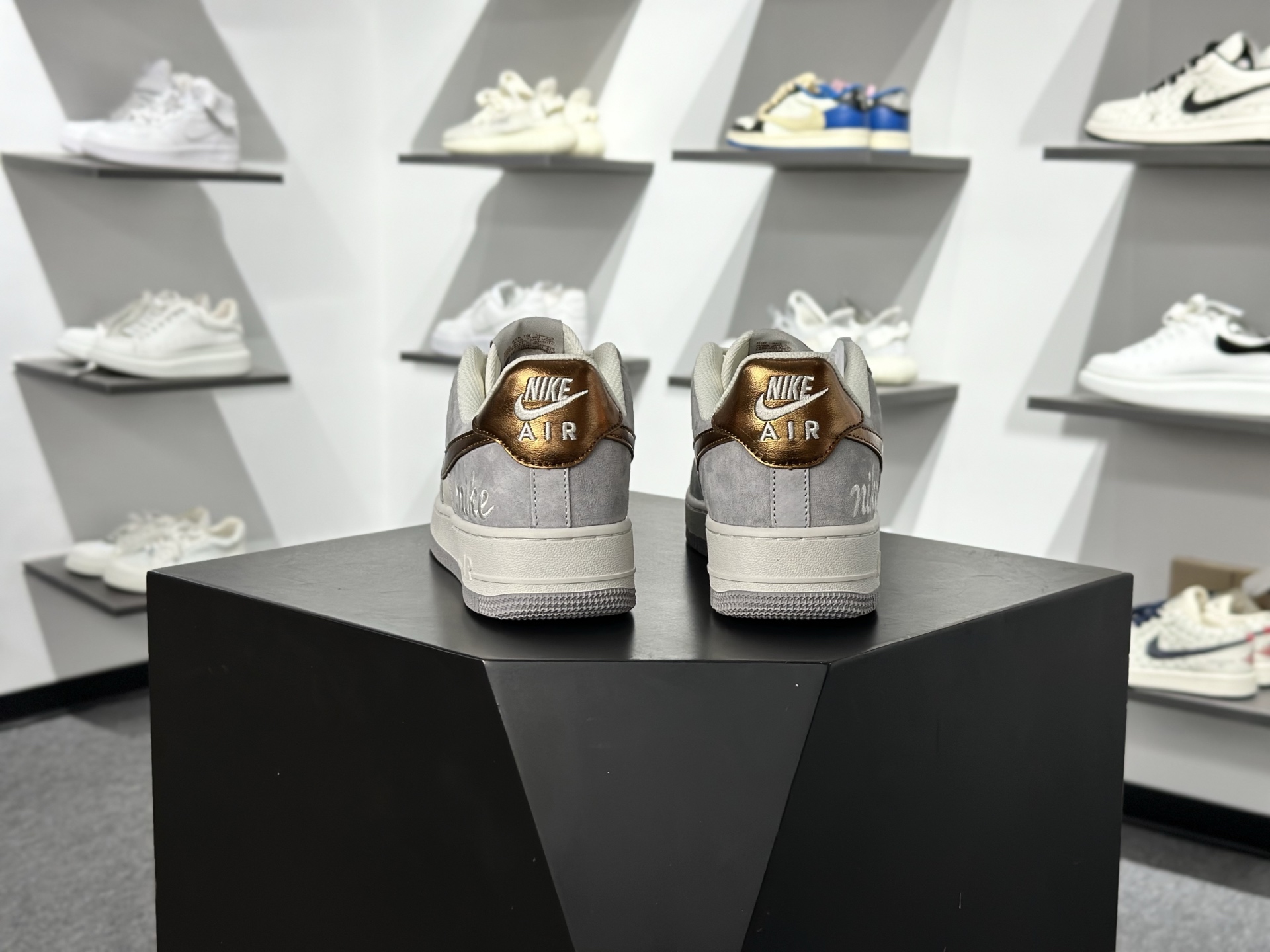 Nike Air Force 1‘07 Low 奶白灰金 空军一号低帮休闲板鞋 DV5477-007-Top High Quatity Cheap Sneakers Fashion Clothing Clothes Bags handbags Shoes of all Brand wholesale With The best Quality And Beautiful Price from China Factory Chinese suppliers wholesaler seller Nike Air Force 1‘07 Low 奶白灰金 空军一号低帮休闲板鞋 DV5477-007