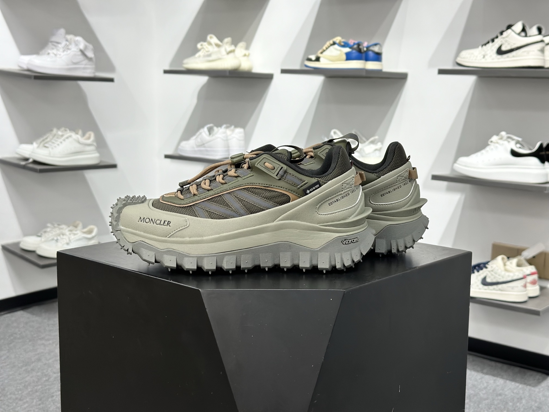 Moncler 蒙口 Trailgrip AMOEBA厚底系带耐磨低帮运动休闲鞋-Top High Quatity Cheap Sneakers Fashion Clothing Clothes Bags handbags Shoes of all Brand wholesale With The best Quality And Beautiful Price from China Factory Chinese suppliers wholesaler seller Moncler 蒙口 Trailgrip AMOEBA厚底系带耐磨低帮运动休闲鞋