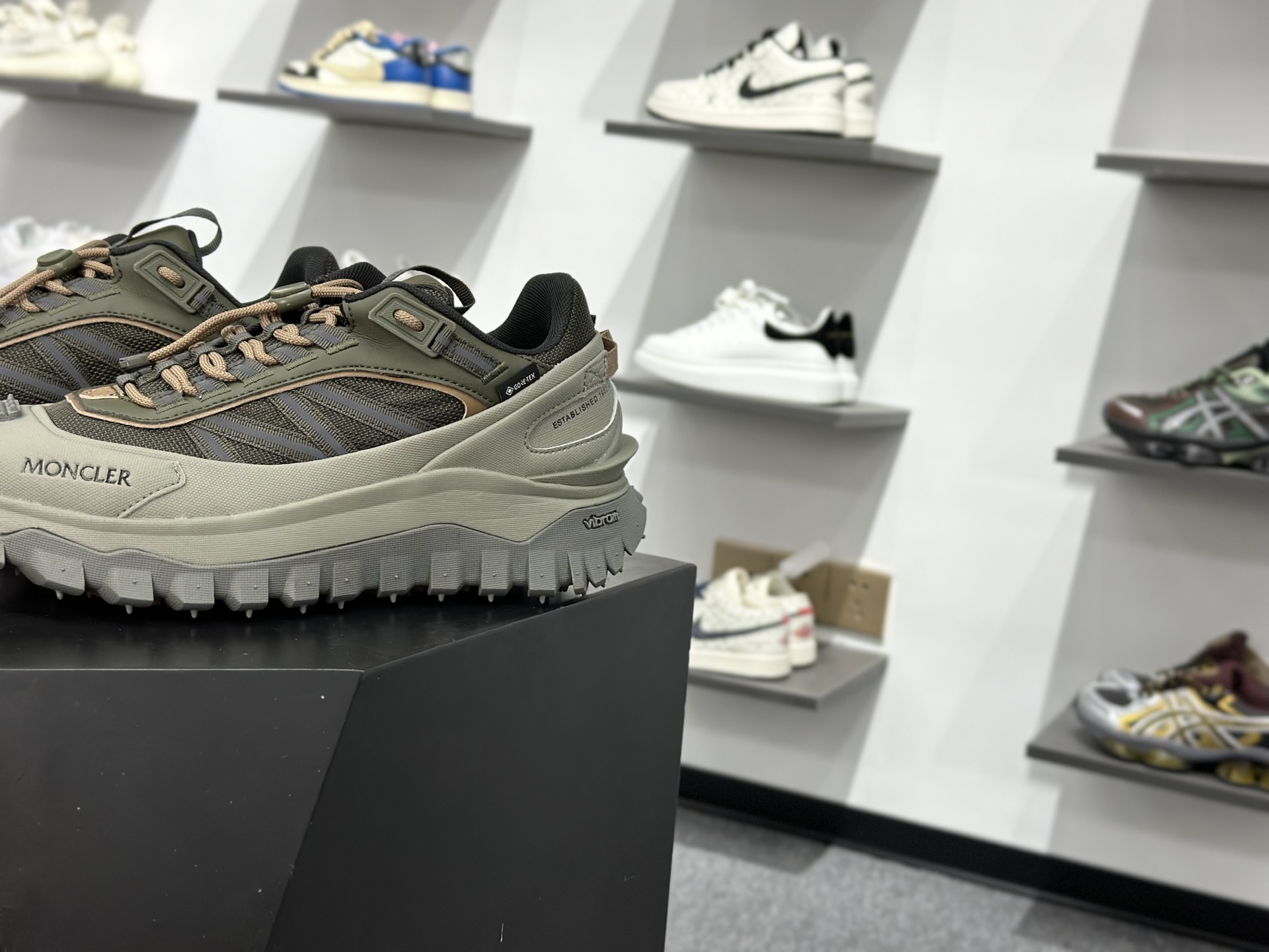 Moncler 蒙口 Trailgrip AMOEBA厚底系带耐磨低帮运动休闲鞋-Top High Quatity Cheap Sneakers Fashion Clothing Clothes Bags handbags Shoes of all Brand wholesale With The best Quality And Beautiful Price from China Factory Chinese suppliers wholesaler seller Moncler 蒙口 Trailgrip AMOEBA厚底系带耐磨低帮运动休闲鞋