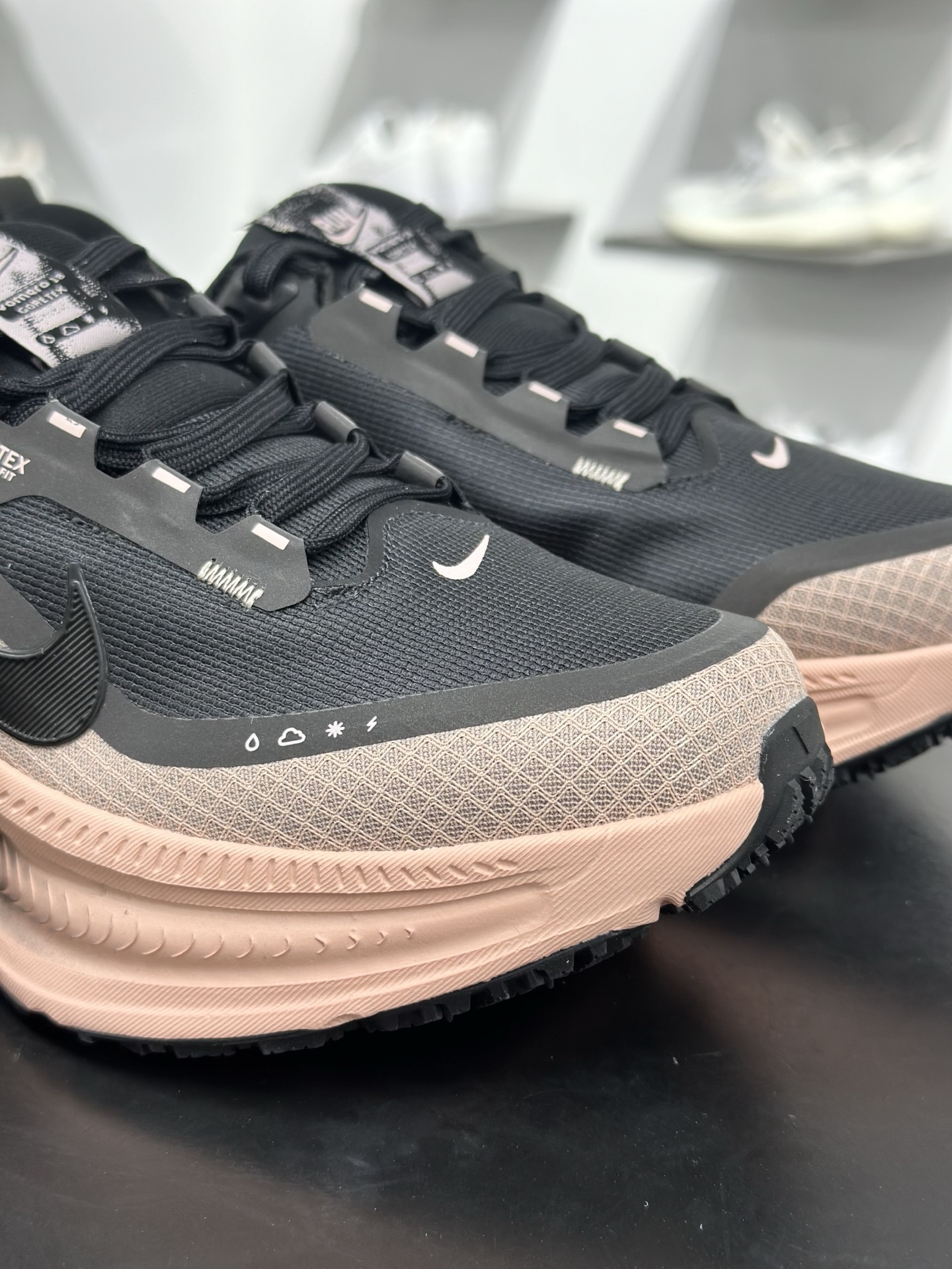 180 NIKE VOMERO 18 GTX 耐克 舒适减震防滑 低帮跑步鞋全掌ReactX泡绵中底 HQ7002-100-Chinese UA Cheap High Quatity Brand Clothes Bags handbags Sneakers wholesale wholesaler seller from China Factory suppliers Fashion Clothing Shoes best Quality Beautiful Price 180 NIKE VOMERO 18 GTX 耐克 舒适减震防滑 低帮跑步鞋全掌ReactX泡绵中底 HQ7002-100