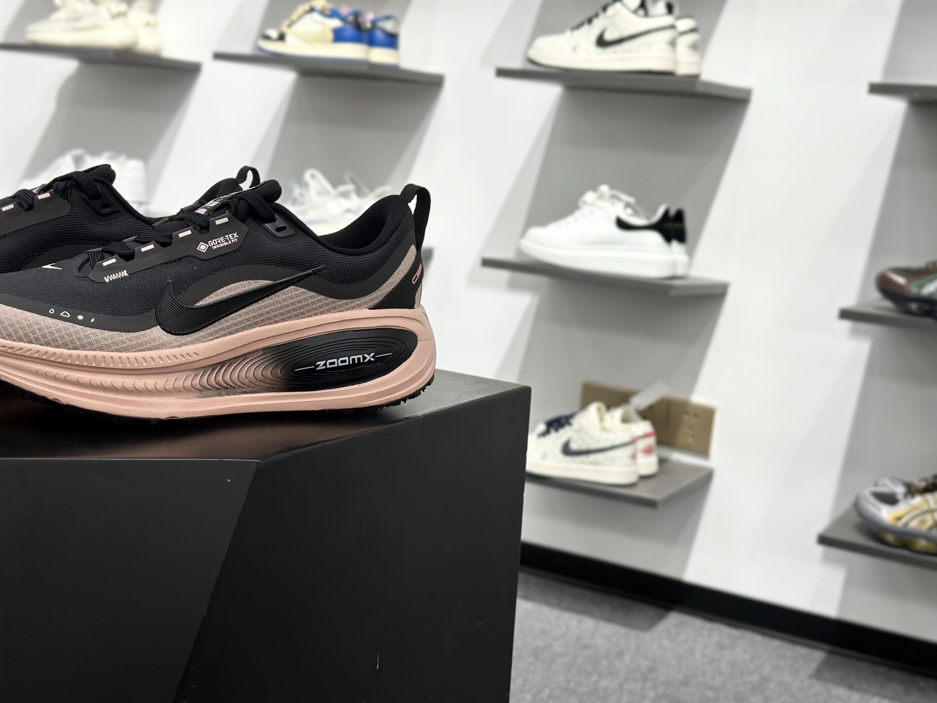 180 NIKE VOMERO 18 GTX 耐克 舒适减震防滑 低帮跑步鞋全掌ReactX泡绵中底 HQ7002-100-Chinese UA Cheap High Quatity Brand Clothes Bags handbags Sneakers wholesale wholesaler seller from China Factory suppliers Fashion Clothing Shoes best Quality Beautiful Price 180 NIKE VOMERO 18 GTX 耐克 舒适减震防滑 低帮跑步鞋全掌ReactX泡绵中底 HQ7002-100