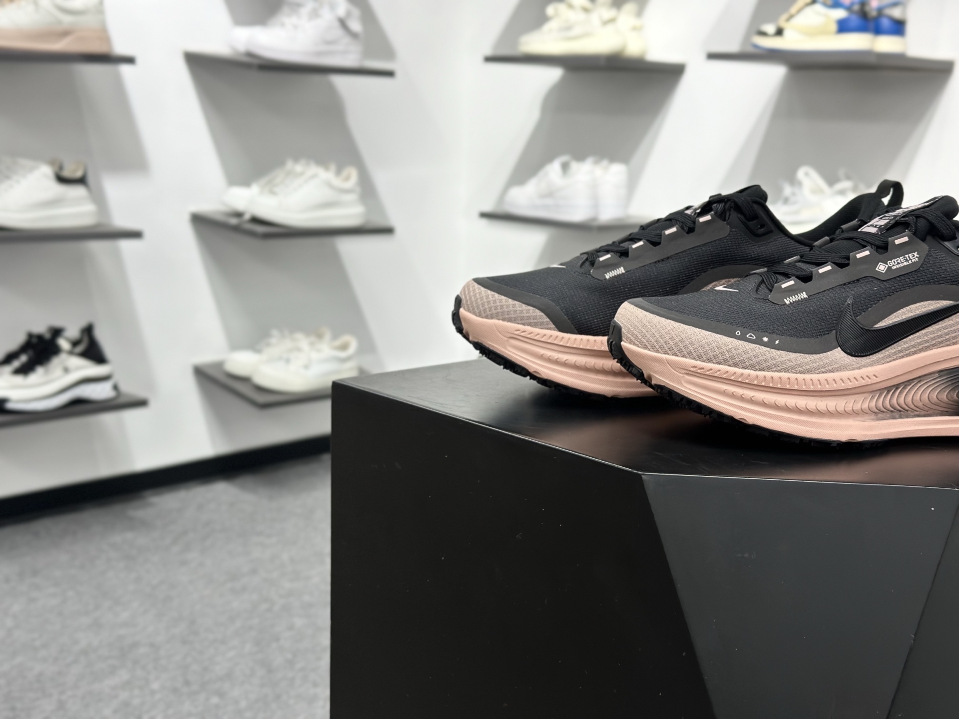 180 NIKE VOMERO 18 GTX 耐克 舒适减震防滑 低帮跑步鞋全掌ReactX泡绵中底 HQ7002-100-Chinese UA Cheap High Quatity Brand Clothes Bags handbags Sneakers wholesale wholesaler seller from China Factory suppliers Fashion Clothing Shoes best Quality Beautiful Price 180 NIKE VOMERO 18 GTX 耐克 舒适减震防滑 低帮跑步鞋全掌ReactX泡绵中底 HQ7002-100