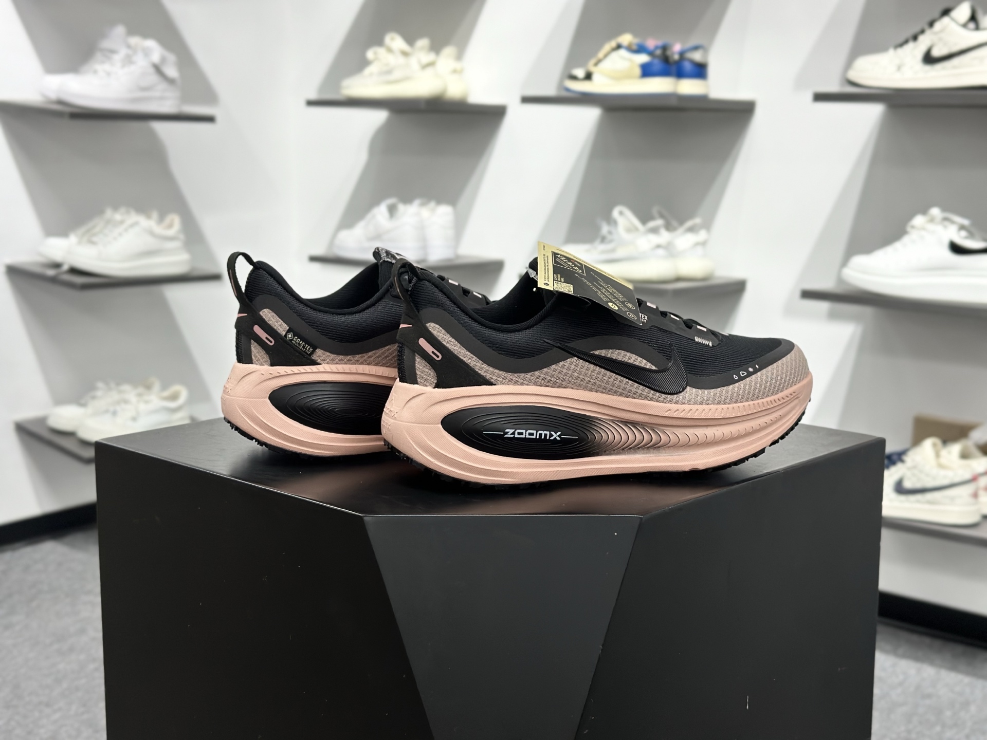 180 NIKE VOMERO 18 GTX 耐克 舒适减震防滑 低帮跑步鞋全掌ReactX泡绵中底 HQ7002-100-Chinese UA Cheap High Quatity Brand Clothes Bags handbags Sneakers wholesale wholesaler seller from China Factory suppliers Fashion Clothing Shoes best Quality Beautiful Price 180 NIKE VOMERO 18 GTX 耐克 舒适减震防滑 低帮跑步鞋全掌ReactX泡绵中底 HQ7002-100