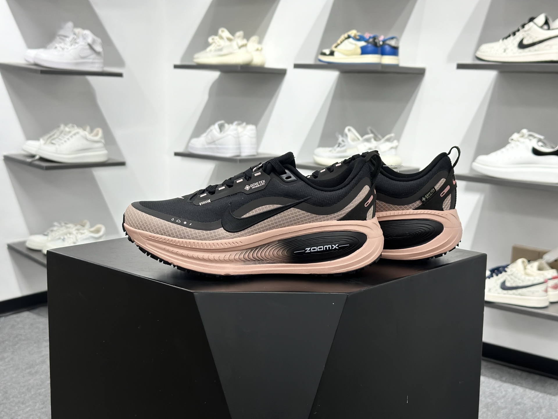 180 NIKE VOMERO 18 GTX 耐克 舒适减震防滑 低帮跑步鞋全掌ReactX泡绵中底 HQ7002-100-Chinese UA Cheap High Quatity Brand Clothes Bags handbags Sneakers wholesale wholesaler seller from China Factory suppliers Fashion Clothing Shoes best Quality Beautiful Price 180 NIKE VOMERO 18 GTX 耐克 舒适减震防滑 低帮跑步鞋全掌ReactX泡绵中底 HQ7002-100