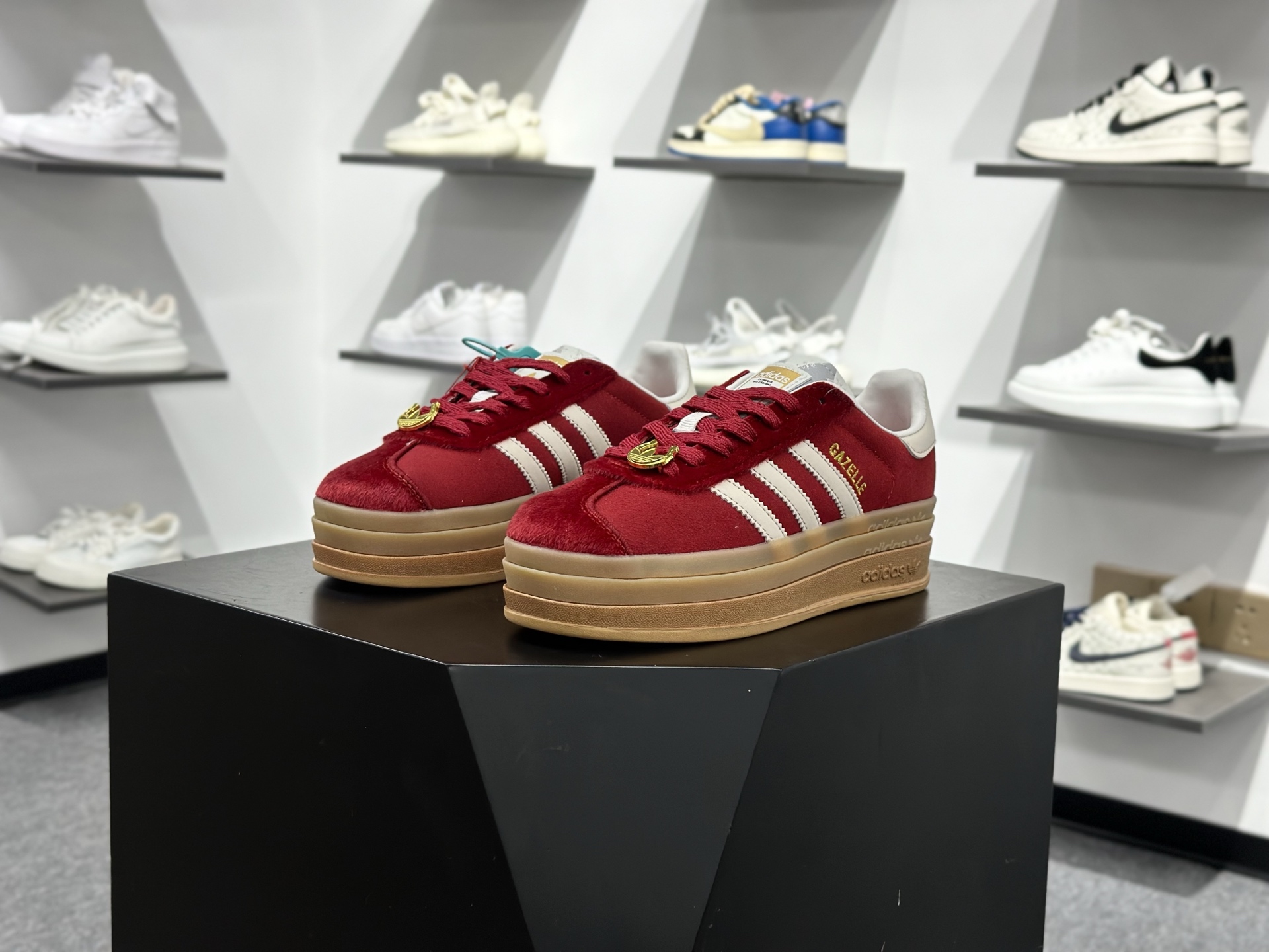 Adidas originals GAZELLE CNY新年款 马年限定 经典运动 德训鞋 女款 KJ4293 Adidas originals GAZELLE CNY新年款 马年限定 经典运动 德训鞋 女款 KJ4293
