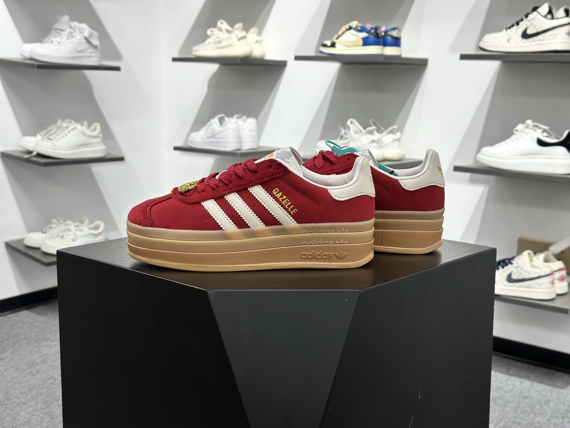 Adidas originals GAZELLE CNY新年款 马年限定 经典运动 德训鞋 女款 KJ4293 Adidas originals GAZELLE CNY新年款 马年限定 经典运动 德训鞋 女款 KJ4293