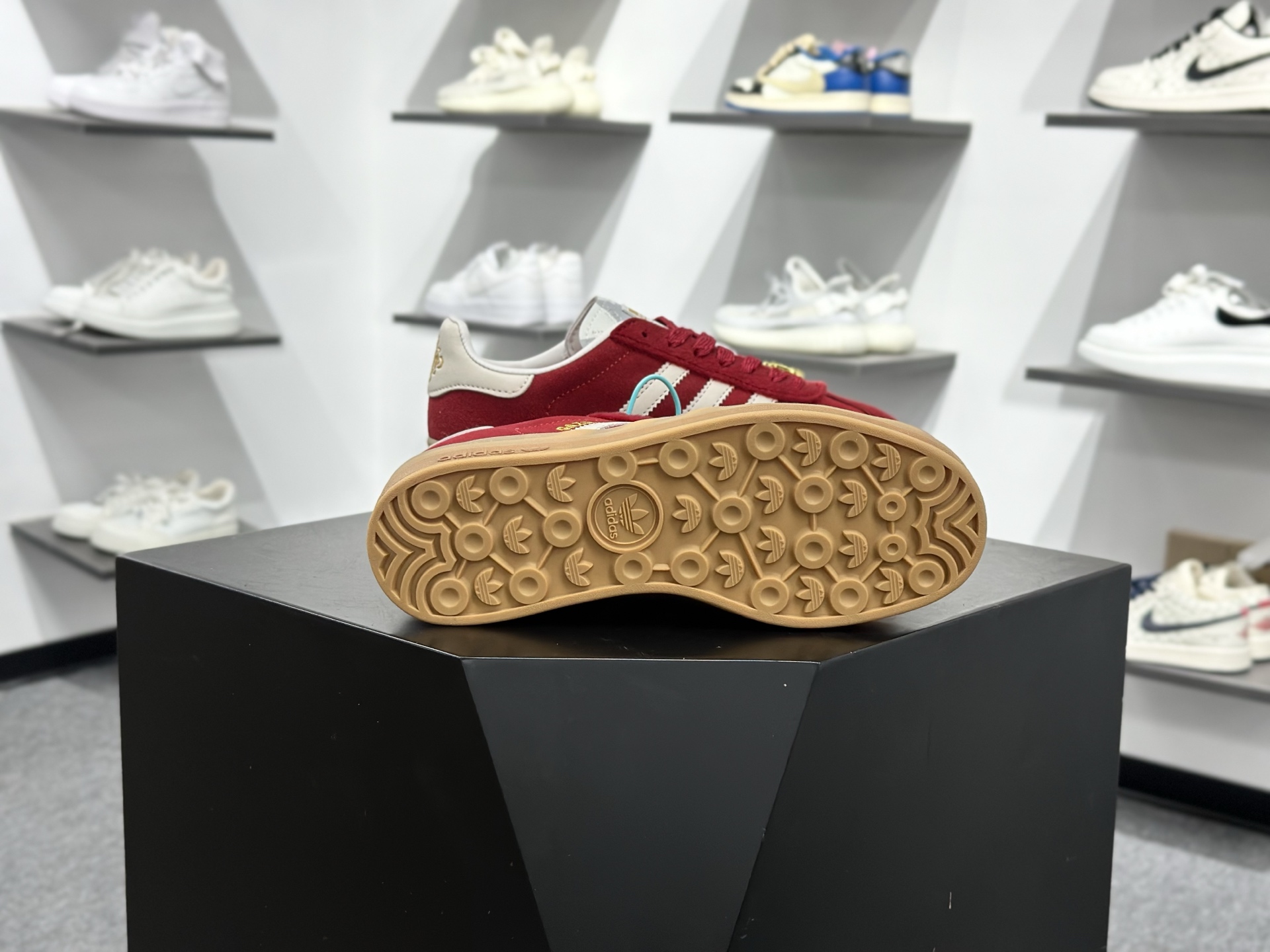 Adidas originals GAZELLE CNY新年款 马年限定 经典运动 德训鞋 女款 KJ4293 Adidas originals GAZELLE CNY新年款 马年限定 经典运动 德训鞋 女款 KJ4293