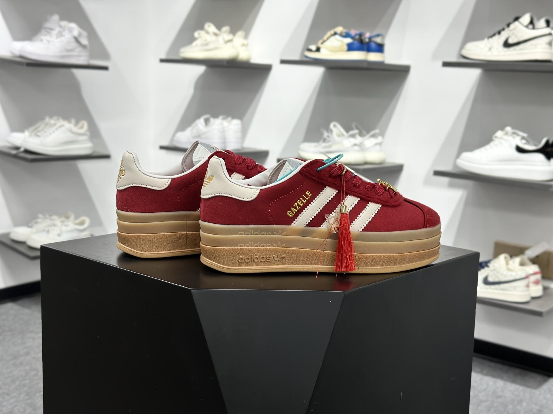 Adidas originals GAZELLE CNY新年款 马年限定 经典运动 德训鞋 女款 KJ4293 Adidas originals GAZELLE CNY新年款 马年限定 经典运动 德训鞋 女款 KJ4293
