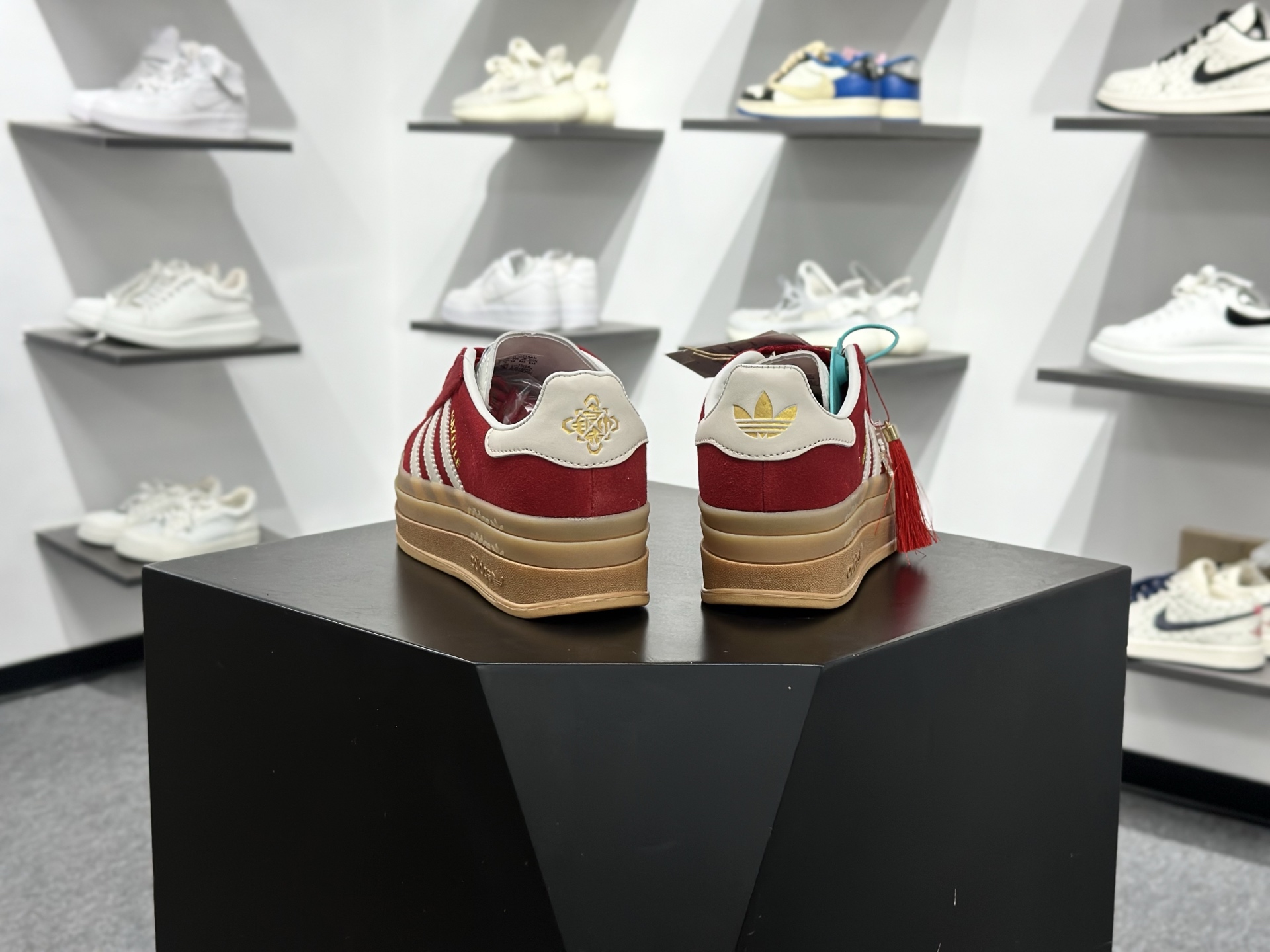 Adidas originals GAZELLE CNY新年款 马年限定 经典运动 德训鞋 女款 KJ4293 Adidas originals GAZELLE CNY新年款 马年限定 经典运动 德训鞋 女款 KJ4293